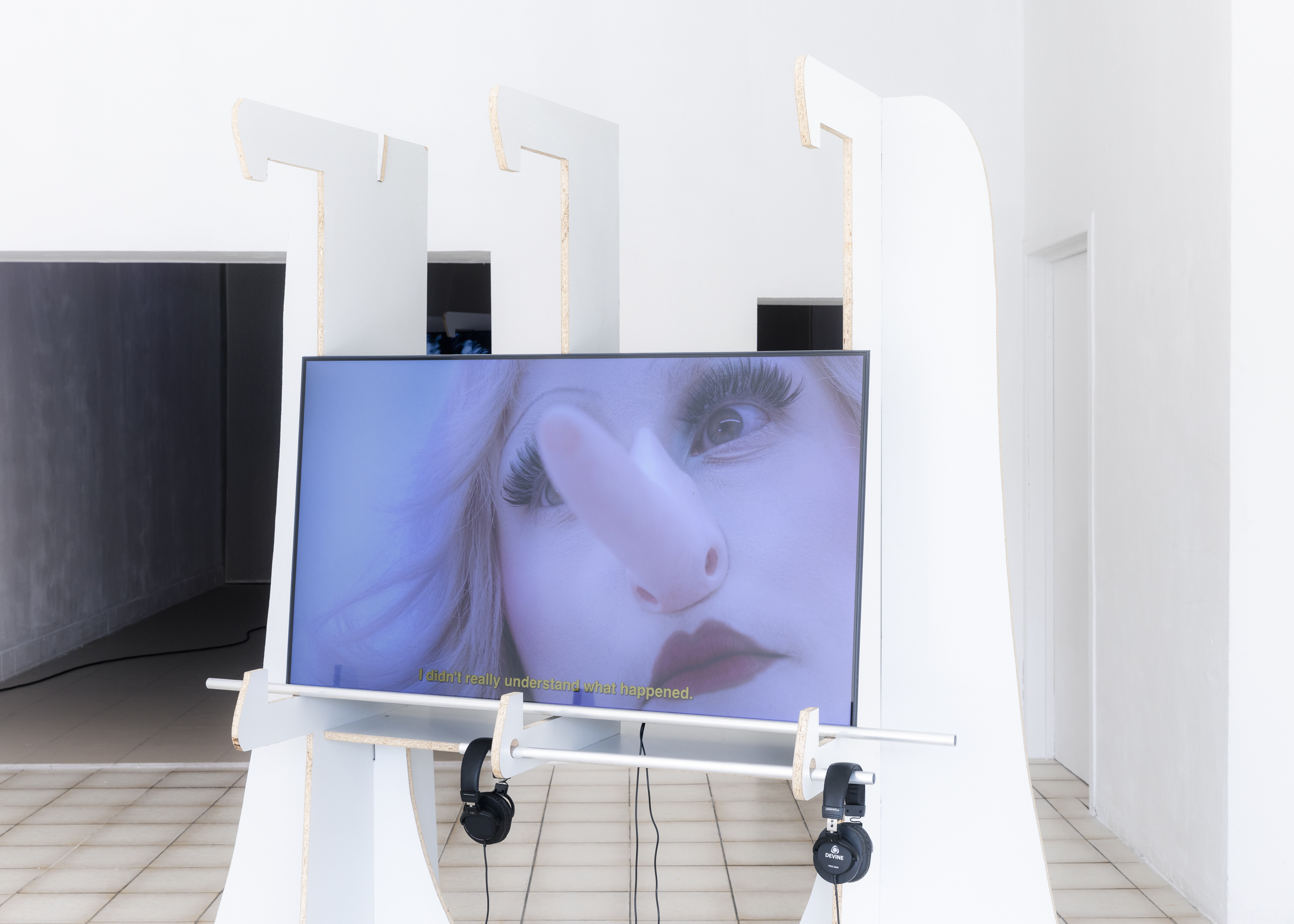 Natalija Gucheva, In the Fold of The Self, 2026, One-screen 2K video, 1_85, 6’06 min, sound. Videographer_ Samuele Sartori. rippling through by Natalija Gucheva & Julia Tröscher, 20.03 - 26.04.2026, at Komplot, Brussels. Image Jan Staiger