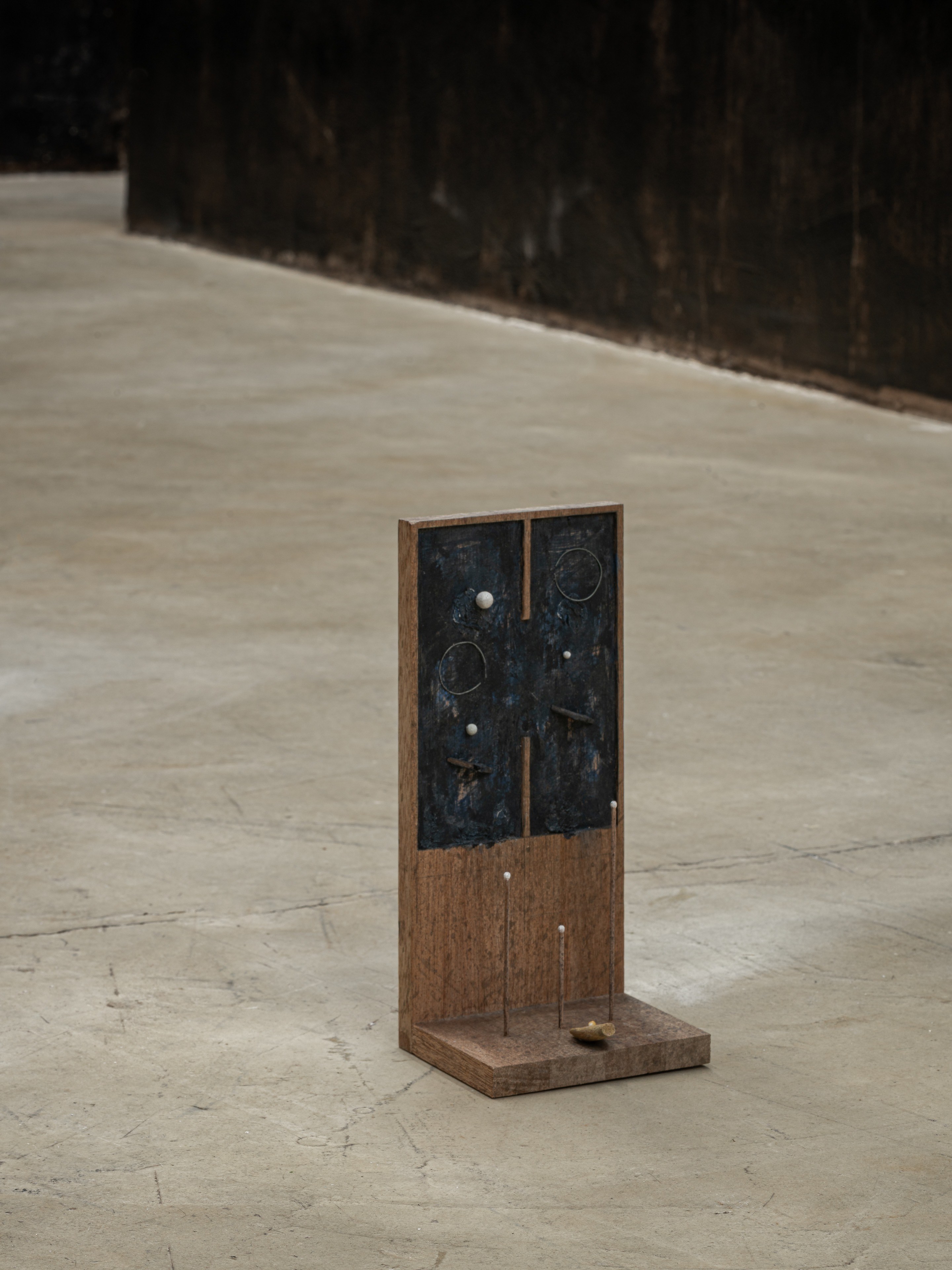 Kenji Ide, Geometric Sowing, 2026 Wood, water color, acrylic varnish, metal wire, 12 x 10 x 26 cm