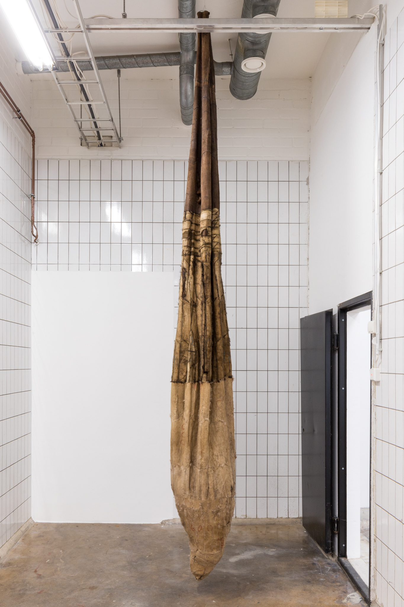 Arja Kärkkäinen: Blonded (Solid Vessel -series), 2022–2024, fur, yarn, approx. 380 x 40 cm