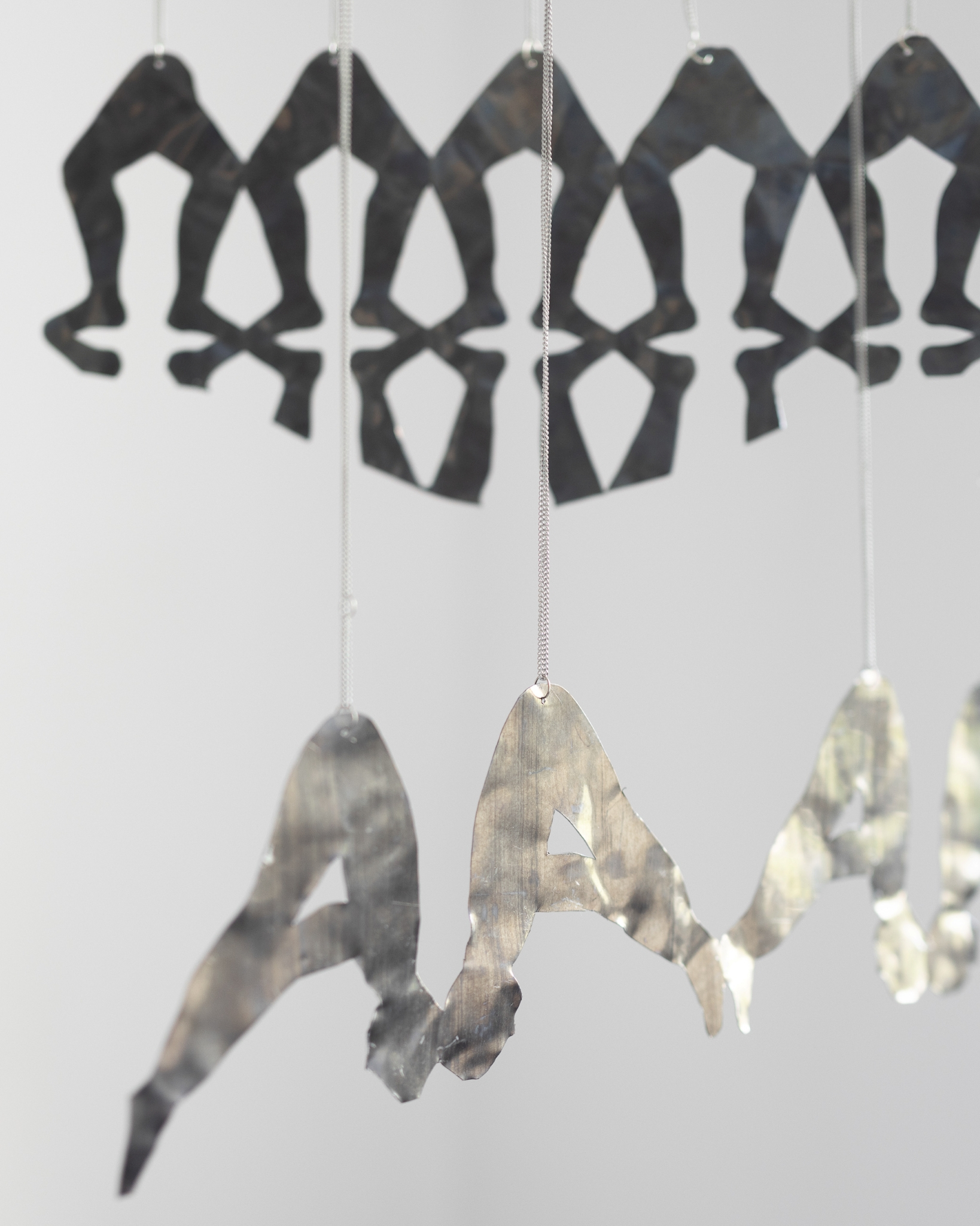 Martyna Kielesińska, „Large Mobile”, 2026, metal, glass, 60 x 60 x 120 cm