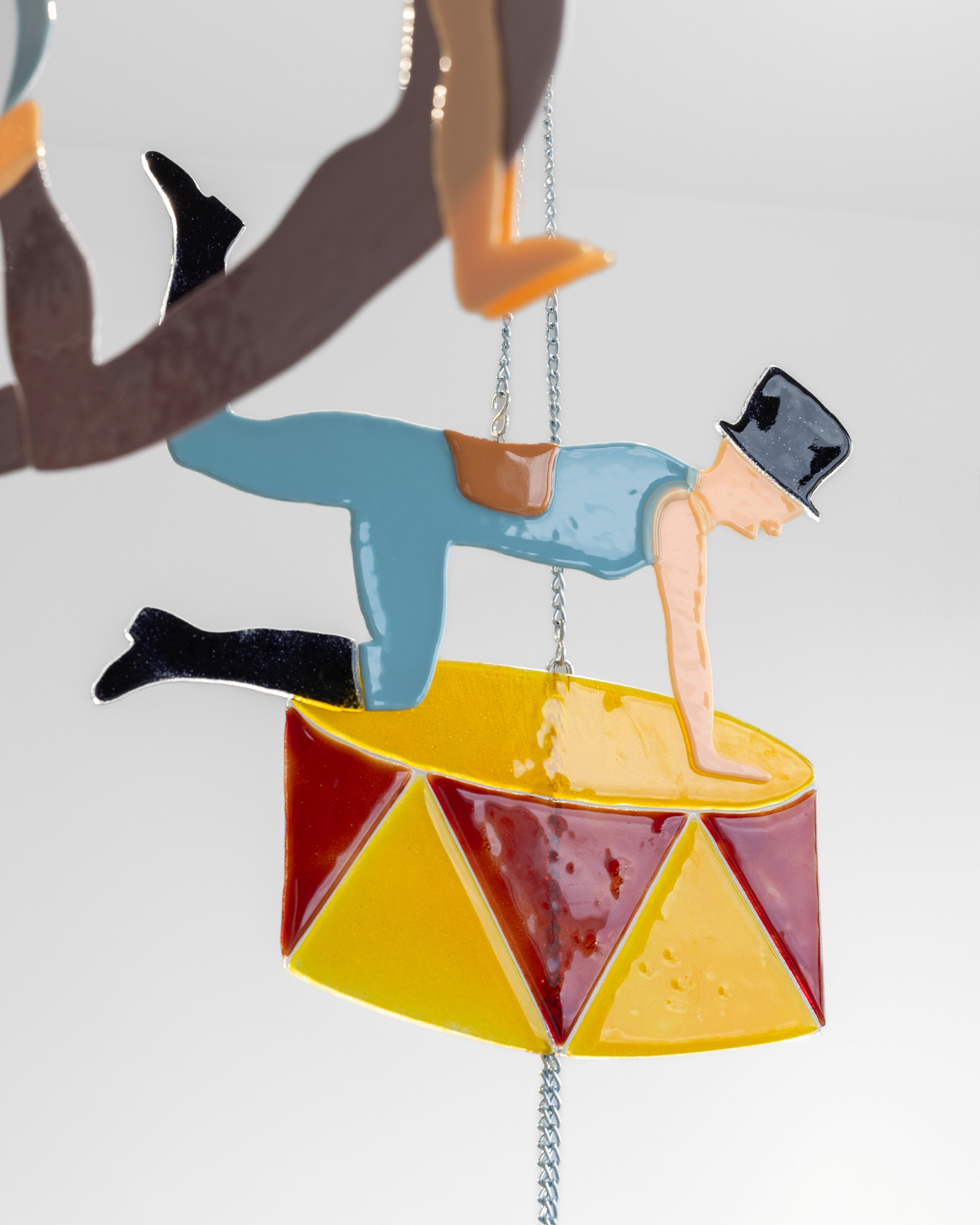 Martyna Kielesińska, „Circus Mobile”, 2025, metal, glass, 100 x 100 x 100 cm
