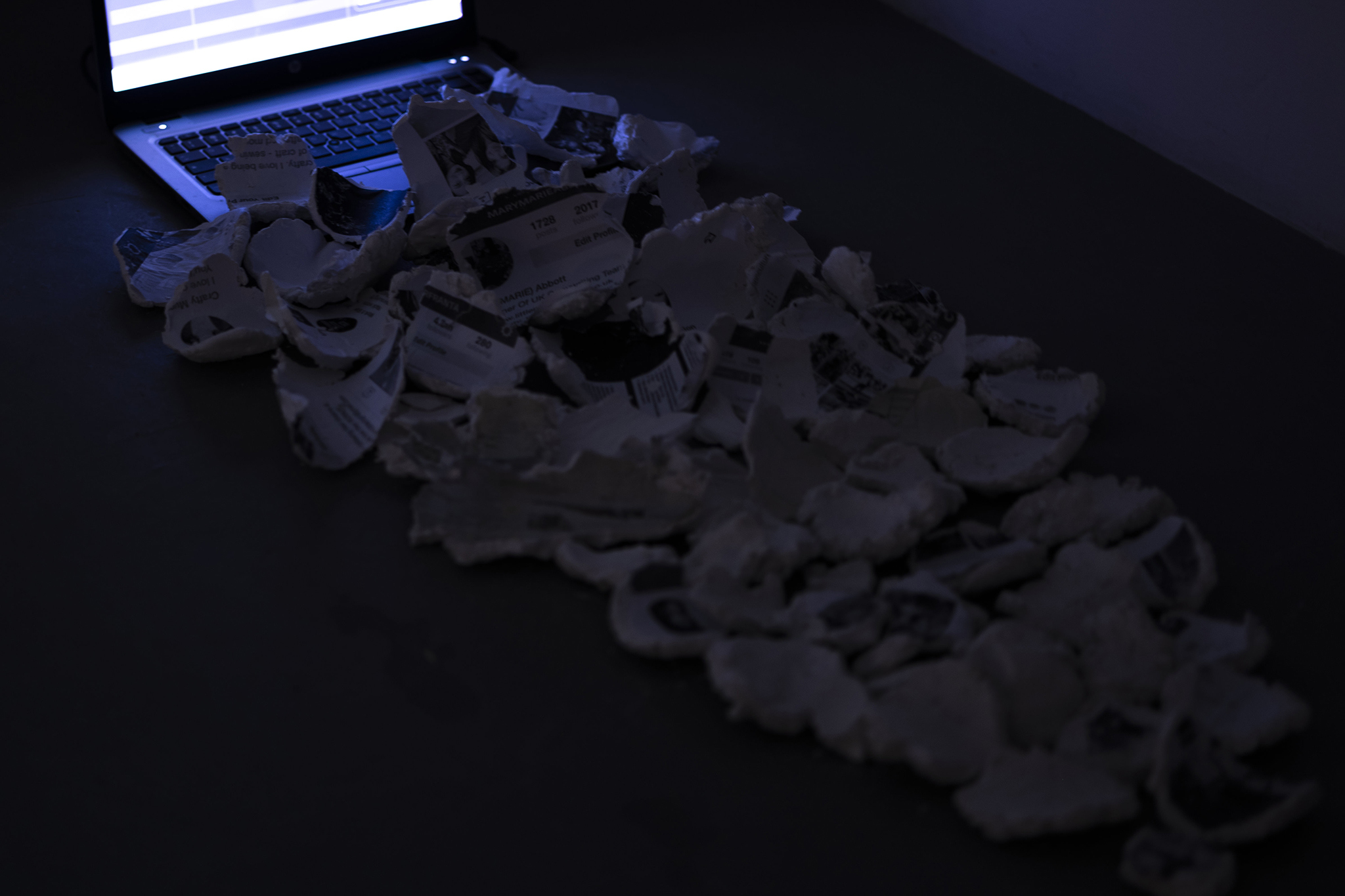 Coping Mechanism, installation: Google Chrome plug-in, laptop, nitro transfer on newsprint, plaster, 30 x 100 x 21 cm, 2026 – detail