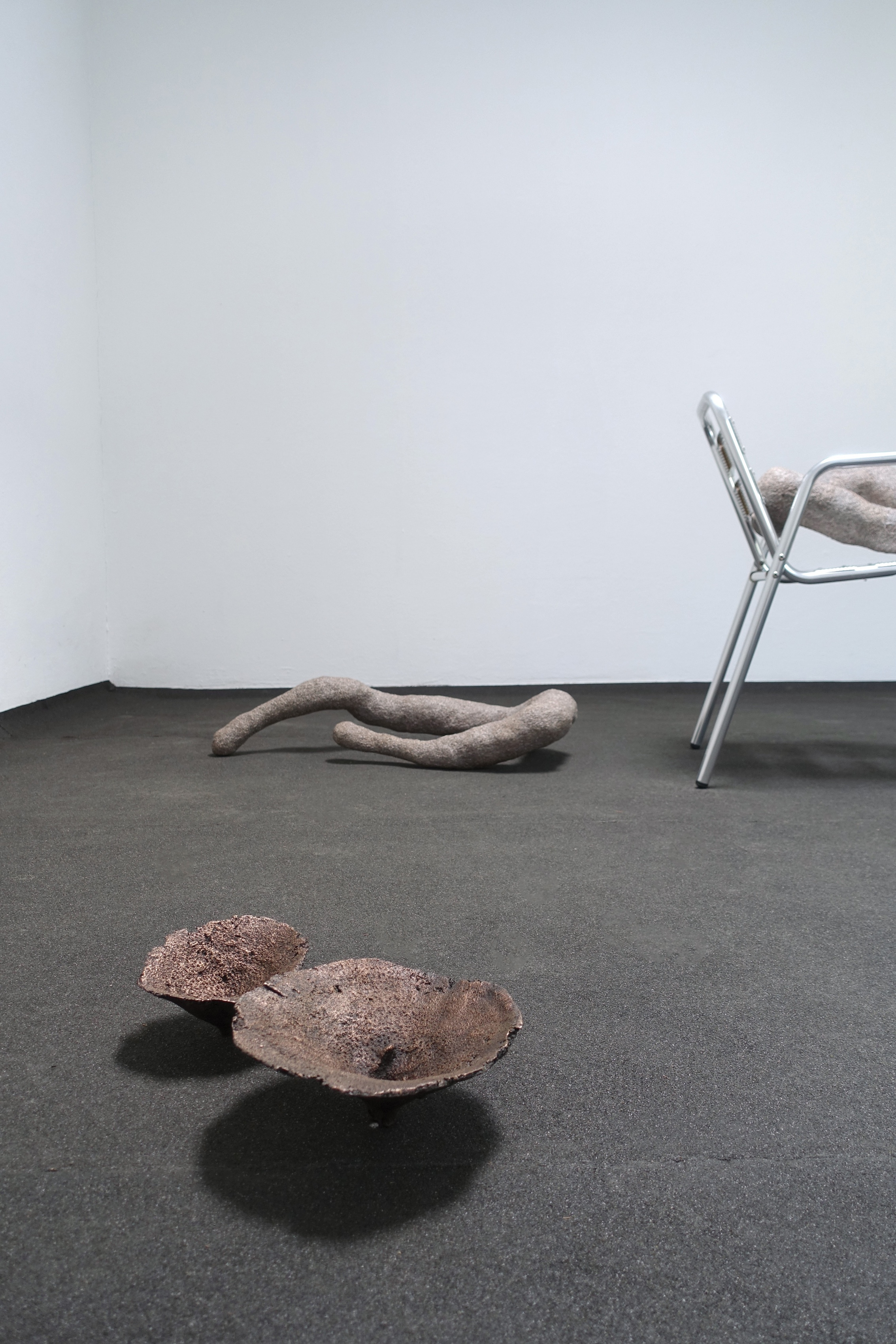 Installation view Nachwärme - Maxine Weiss, Apartment der Kunst, Munich, 2026