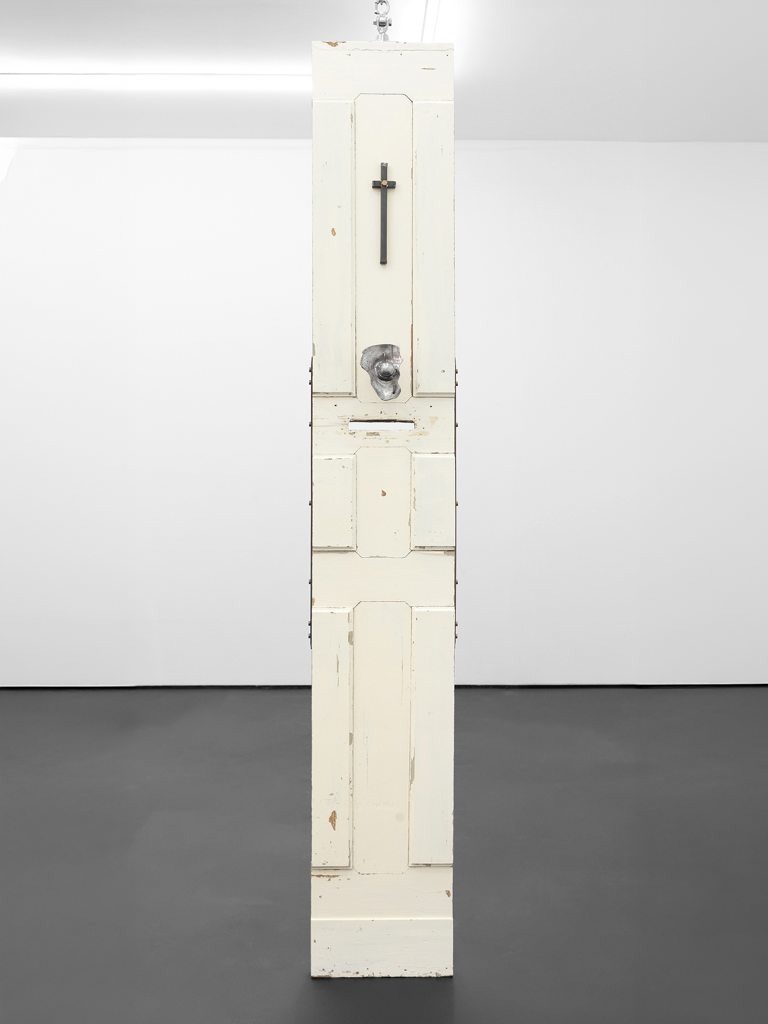 Is what we all actually want, in fact, to know each other deeply?, 2026, 225 × 34 × 26 cm, ©Julie Becquart