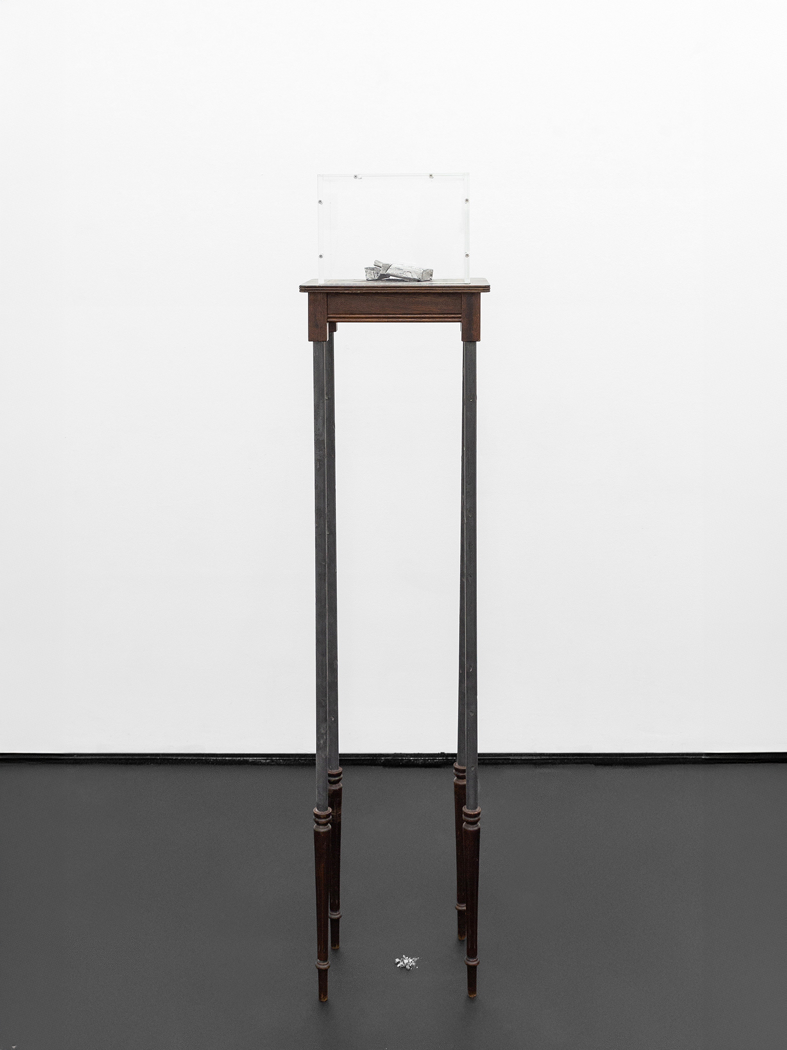The only thing I can do is stretch mean-inglessness until it shines, 2026, Antique furniture (used by the artist), polished cast aluminum, acrylic box, ash, and steel, 156 × 35 × 24 cm, ©Julie Becquart