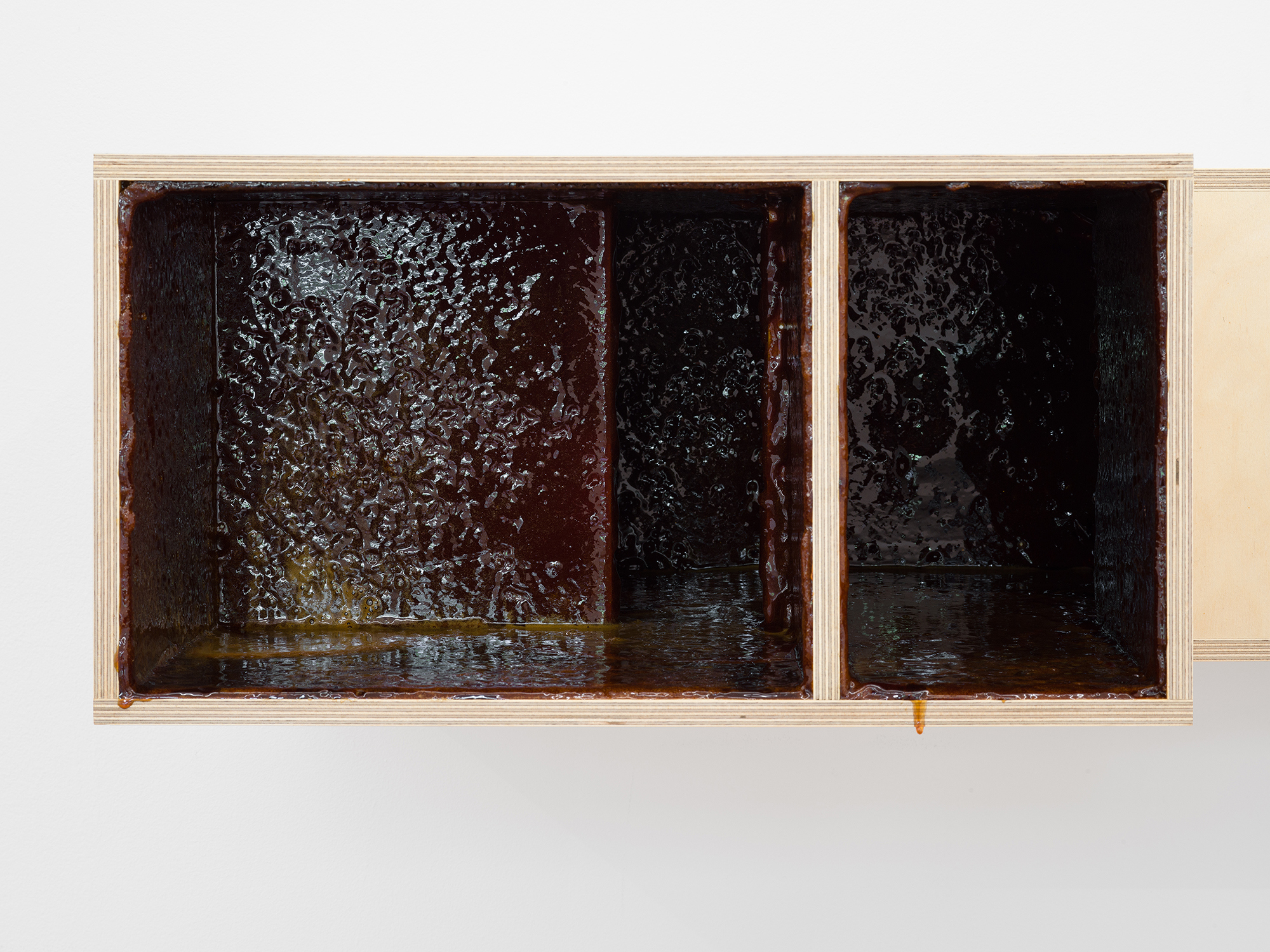 Hêlîn Alas, Traumhaus (adulting), 2026 Birke Multiplex, Karamell, Detailansicht Stadtgalerie Bern, 2026. Photo: Cedric Mussano