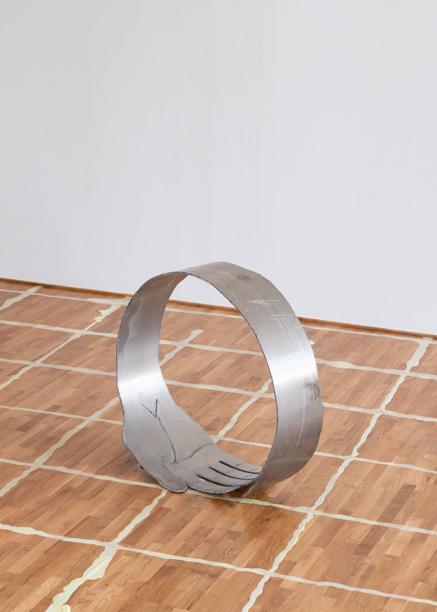 ROUND & ROUND 2026, Aluminium, plasma-cut and rolled, 125 × 125 × 60 cm, Foto by Maximilian Geuter, Copyrights the artist & VG Kunst, Bonn, Installation view FELD, Museum Villa Stuck, Munich