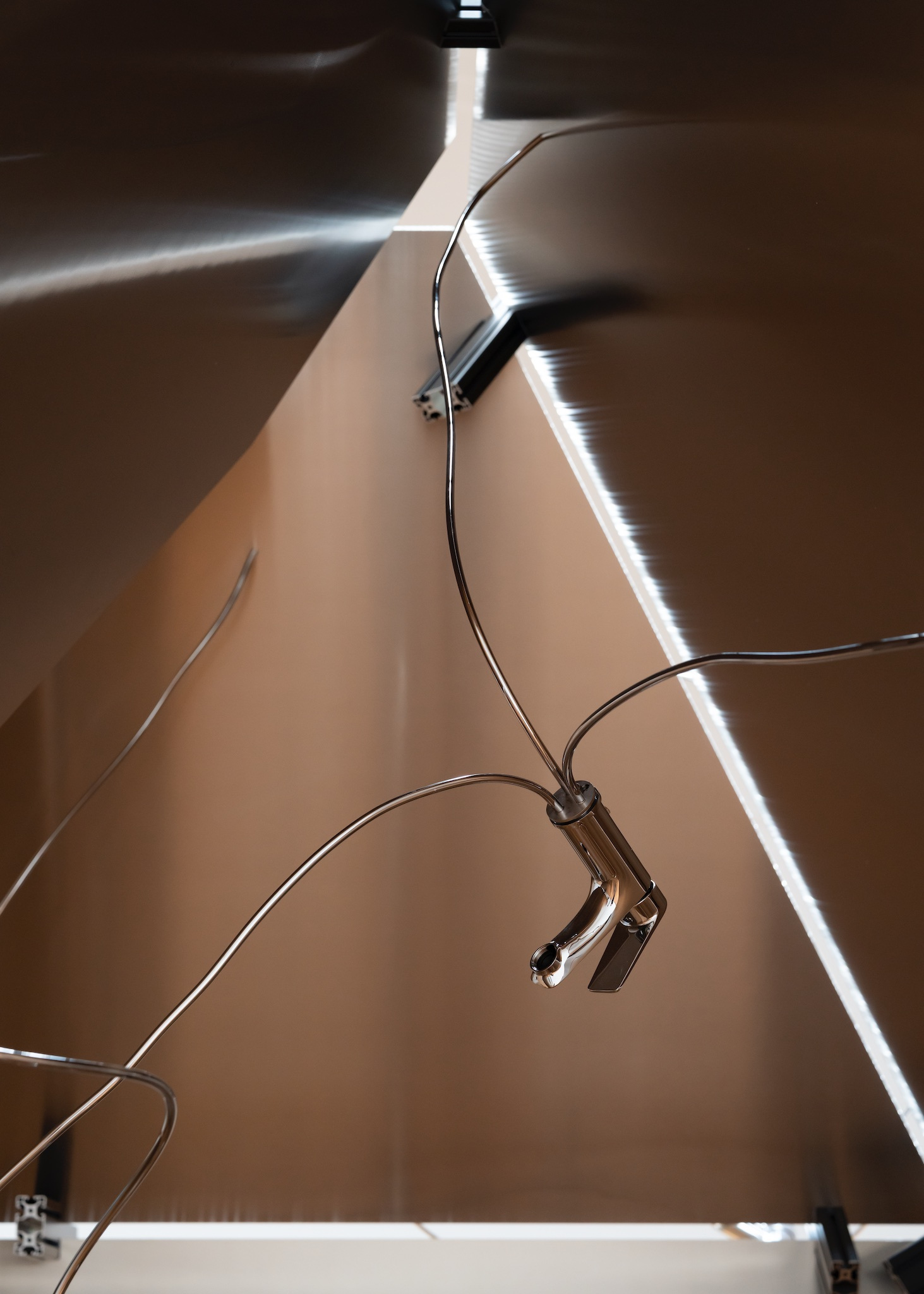 DER KÖRPER WEISS BEFORE THE GEIST 2026 aluminium panels, chrome-plated copper, fittings, system profiles, 340 × 390 × 350 cm, Foto by Maximilian Geuter Copyrights the artist & VG Kunst, Bonn, Installation view FELD, Museum Villa Stuck