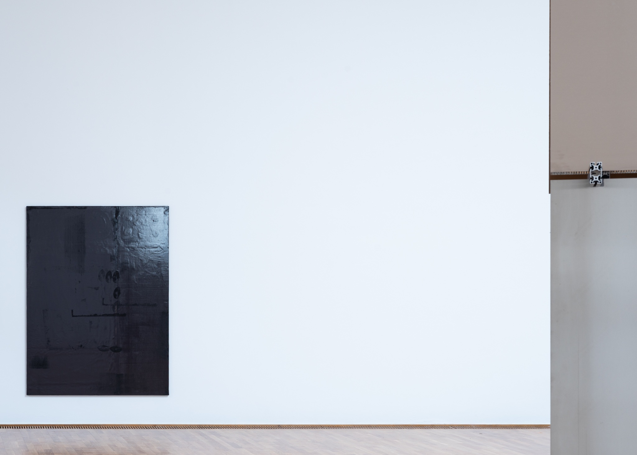 OT (05) 2026 Woodobject, covered with Magnets and Ironpowder, 200 x 150 x 4 cm , Foto by Maximilian Geuter Copyrights the artist & VG Kunst, Bonn, Installation view FELD, Museum Villa Stuck, Munich
