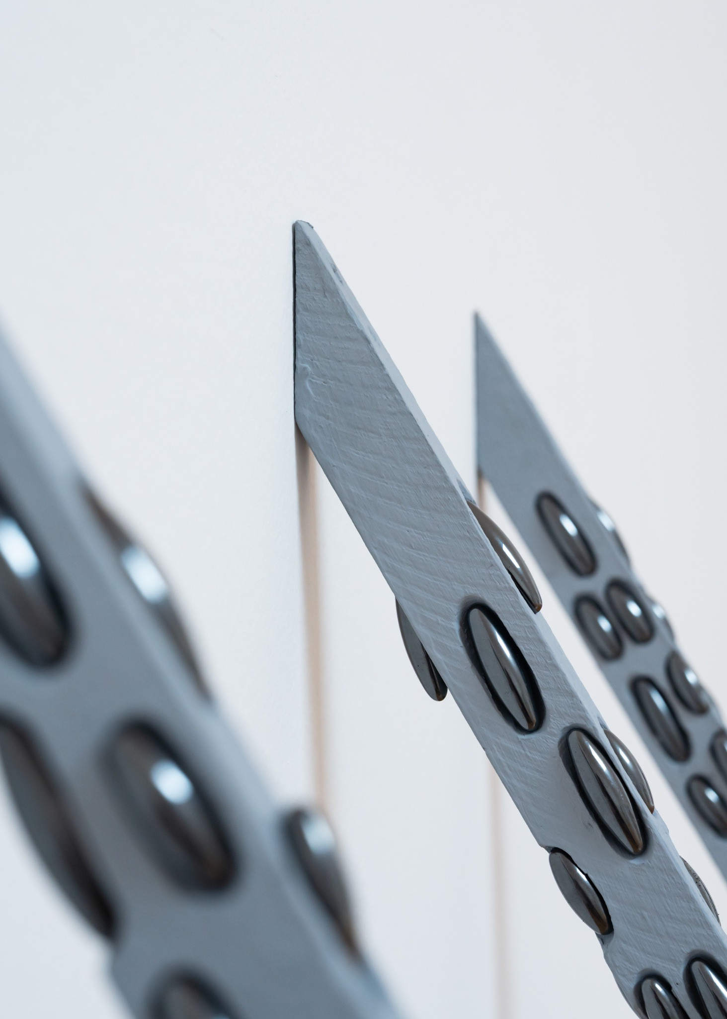 Philipp Messner UNTITLED 2014 wood, magnets, emulsion each 100 x 6 x 4 cm, Foto by Maximilian Geuter Copyrights the artist & VG Kunst, Bonn, Installation view FELD, Museum Villa Stuck, Munich