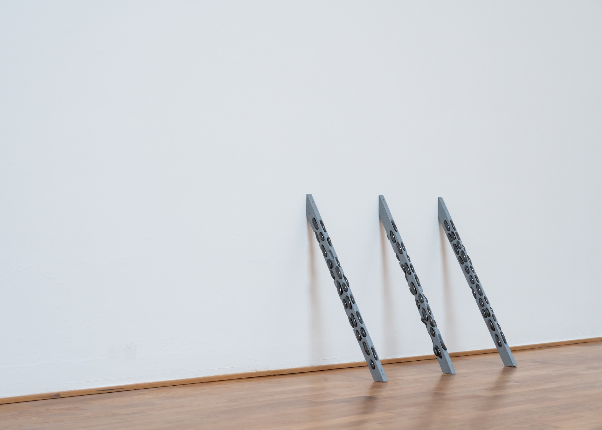 Philipp Messner UNTITLED 2014 wood, magnets, emulsion each 100 x 6 x 4 cm, Foto by Maximilian Geuter Copyrights the artist & VG Kunst, Bonn, Installation view FELD, Museum Villa Stuck, Munich