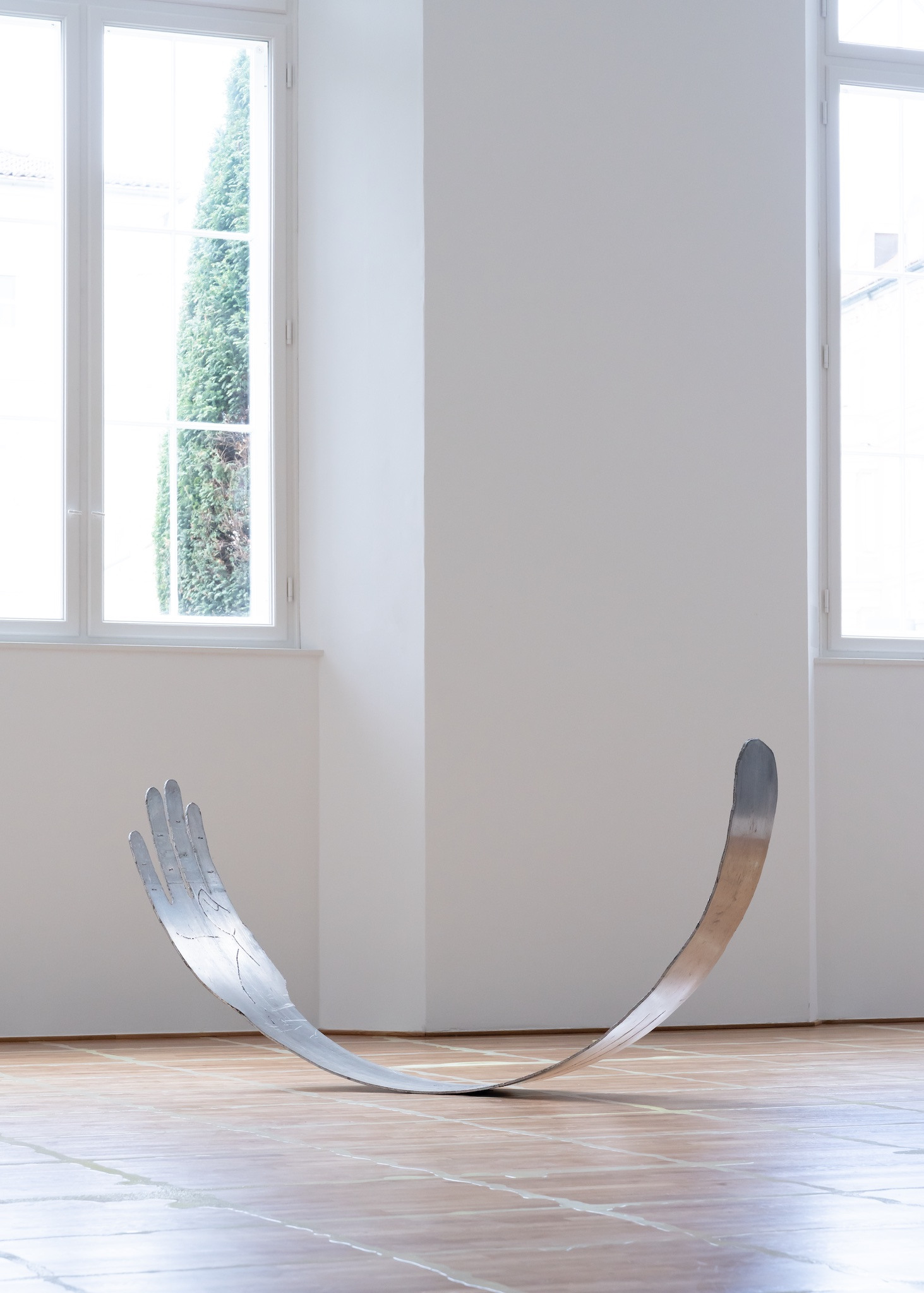 ROUND & ROUND 2026, Aluminium, plasma-cut and rolled, 135 × 260 × 61 cm, Foto by Maximilian Geuter, Copyrights the artist & VG Kunst, Bonn, Installation view FELD, Museum Villa Stuck, Munich