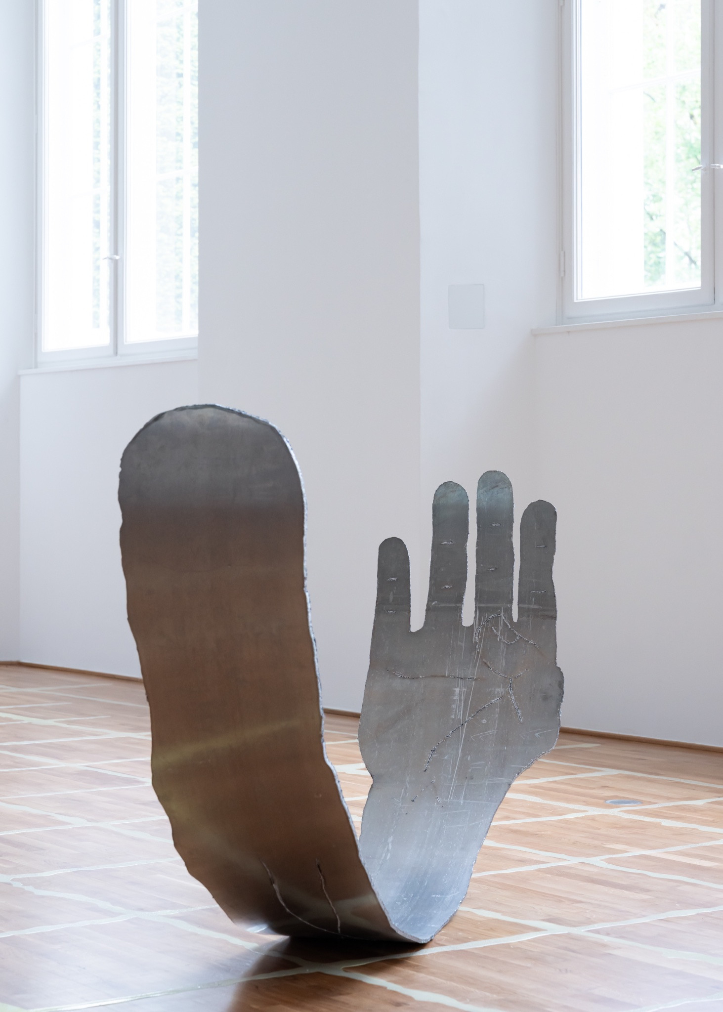 ROUND & ROUND 2026, Aluminium, plasma-cut and rolled, 135 × 260 × 61 cm, Foto by Maximilian Geuter, Copyrights the artist & VG Kunst, Bonn, Installation view FELD, Museum Villa Stuck, Munich