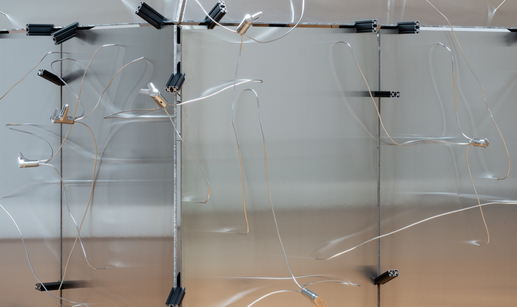 DER KÖRPER WEISS BEFORE THE GEIST 2026 aluminium panels, chrome-plated pipes, fittings, system profiles, 340 × 390 × 350 cm, Foto by Maximilian Geuter Copyrights the artist & VG Kunst, Bonn, Installation view FELD, Museum Villa Stuck