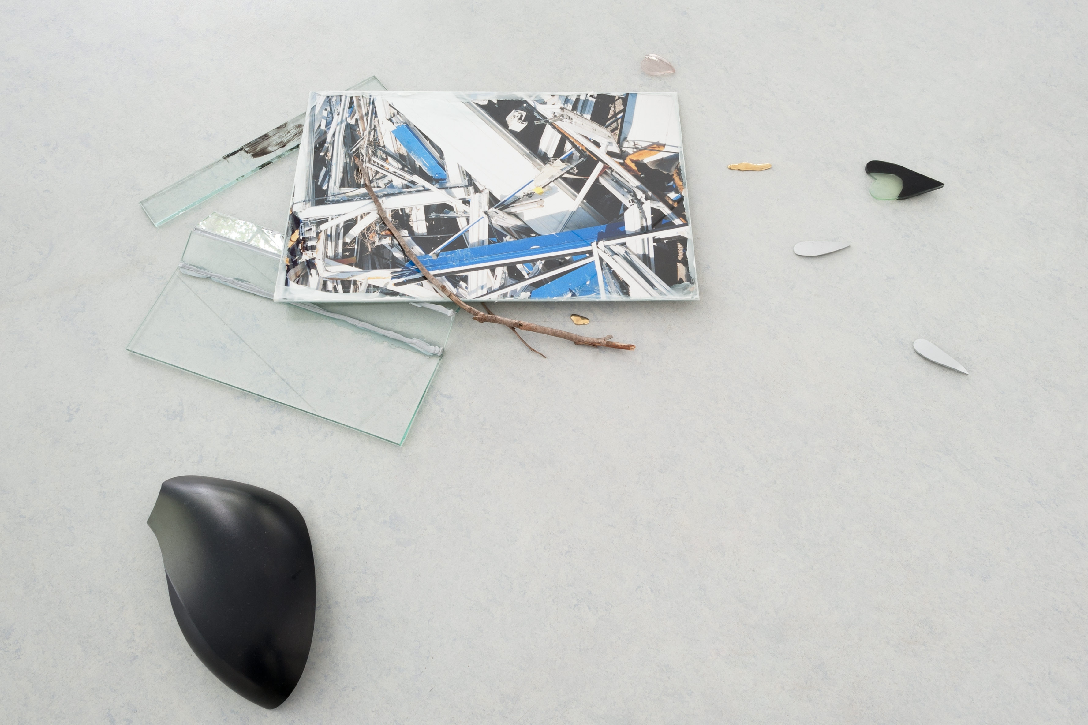 Marina Stanimirović, I read that pigeons are known for being notoriously bad at building nests. Funny that we find this so funny (detail), 2026, Interconnected Gestures at Neun Kelche, Berlin, 2026. Copyright Dorothea Dittrich, VG Bildkunst 2026.