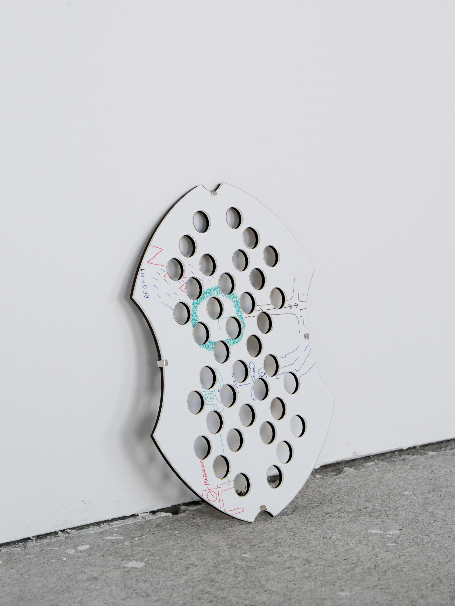 Nikolai Rusu, Kreislauf, Ideenfindung, 2026, Acrylic glass, paper, gray cardboard, frame clips, 27 x 20 cm