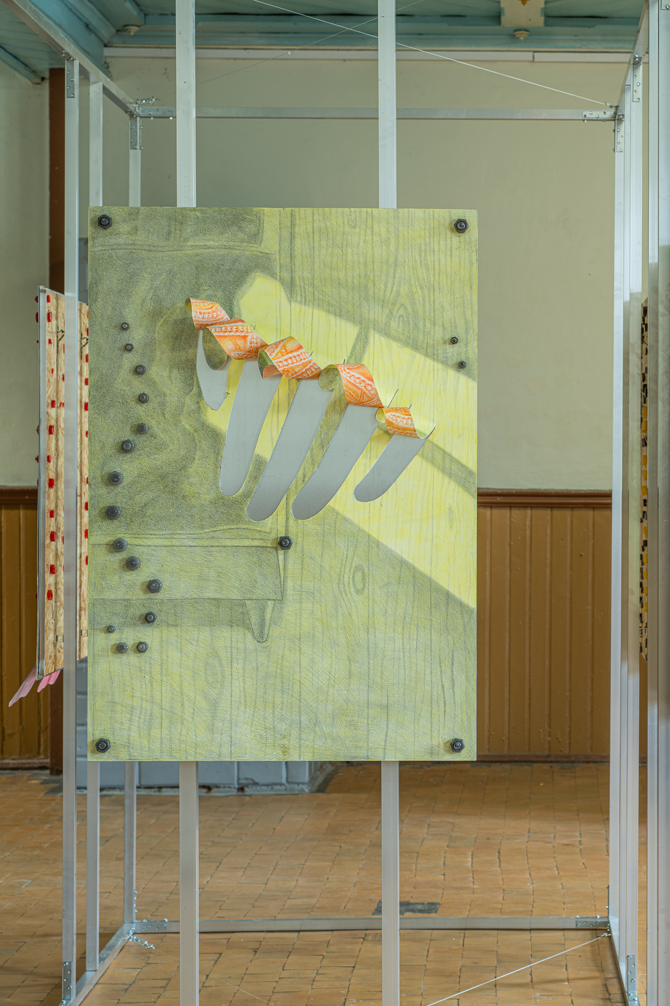 Counting fingers, counting ribs. Aluminium, color pencils, epoxy resin. 2024