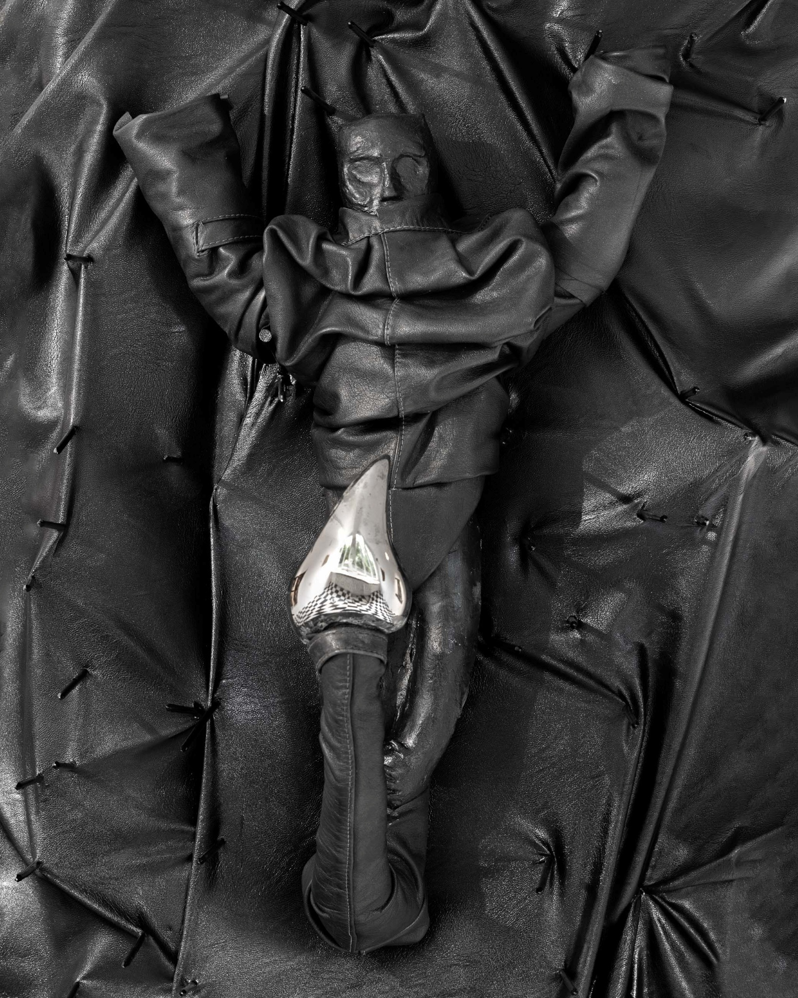Milan Zientara, „Body Snatcher”, 2026, metal, papier-mâché, leather, acrylic, 57 x 40 x 25 cm