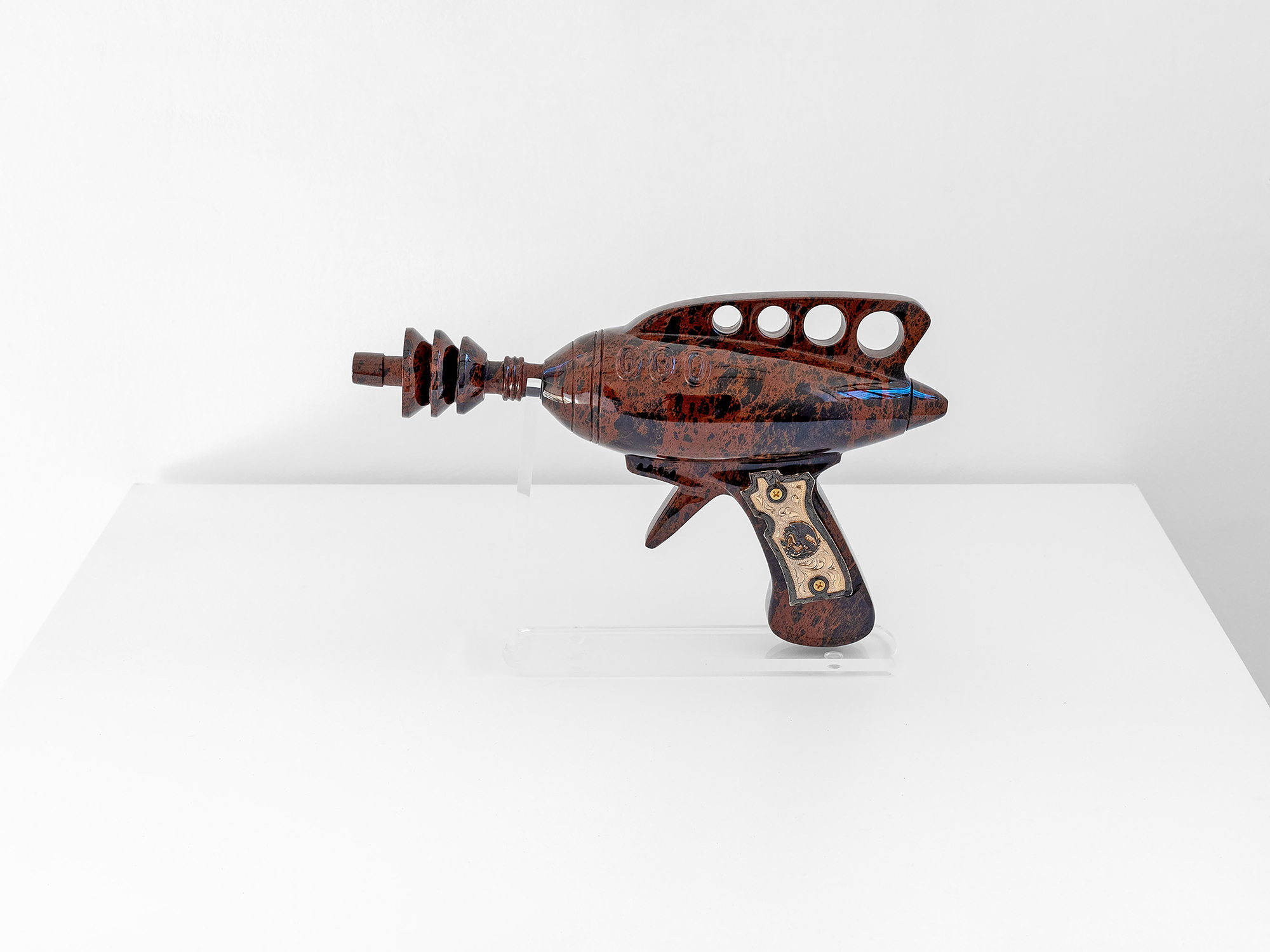 México Atomic Gun, 2026, Brown obsidian, custom gun grips Beretta .380, 37 x 9 x 25 cm