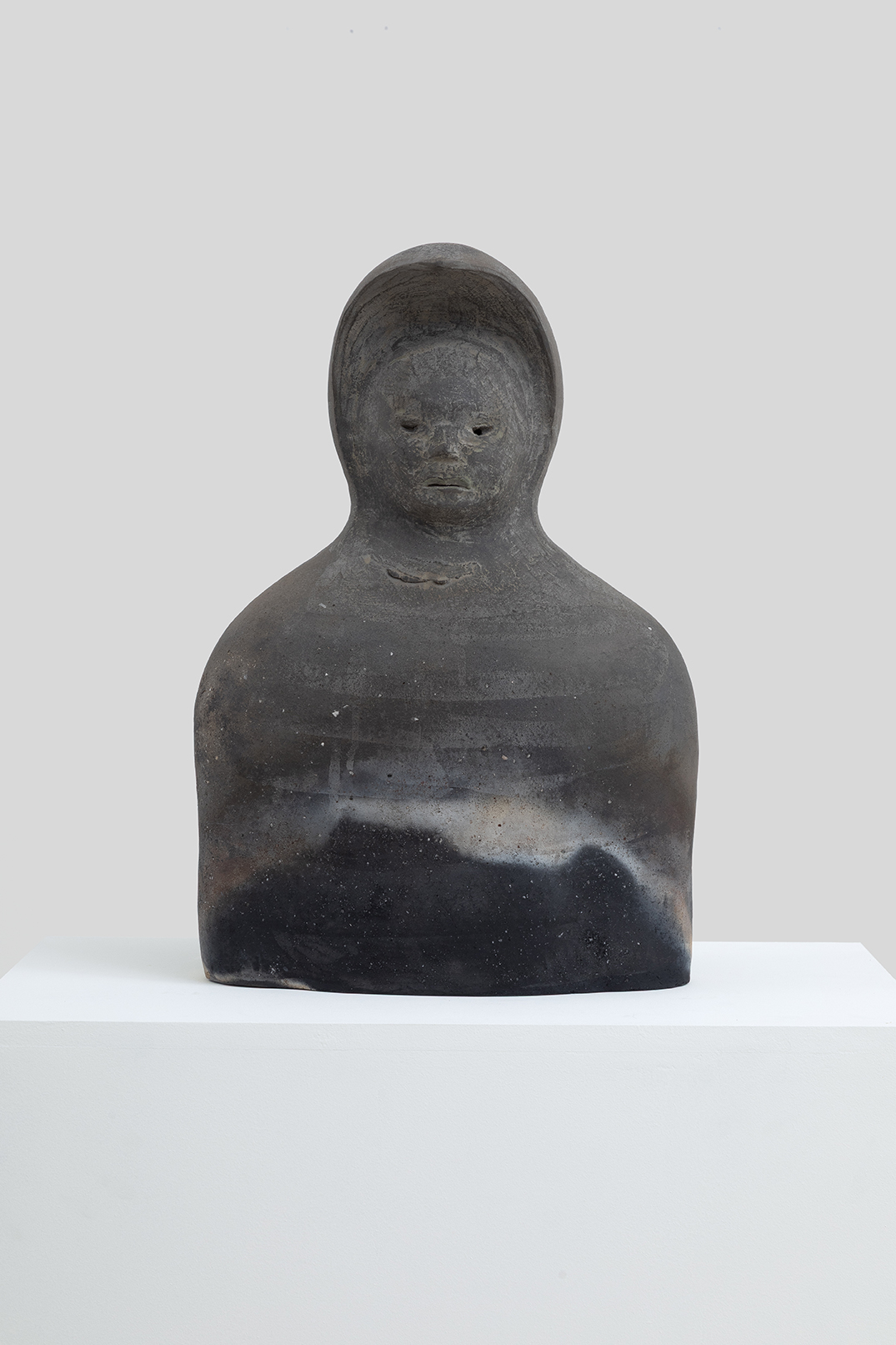 Yasushi Amano, Coming Home, 2023, clay, glaze, slip, 49 × 31,5 × 17 cm.