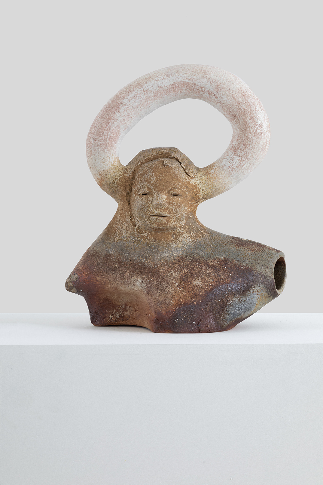 Yasushi Amano, Three Gazes (3人の視), 2022, clay, glaze, slip, 47 × 38 × 18 cm.
