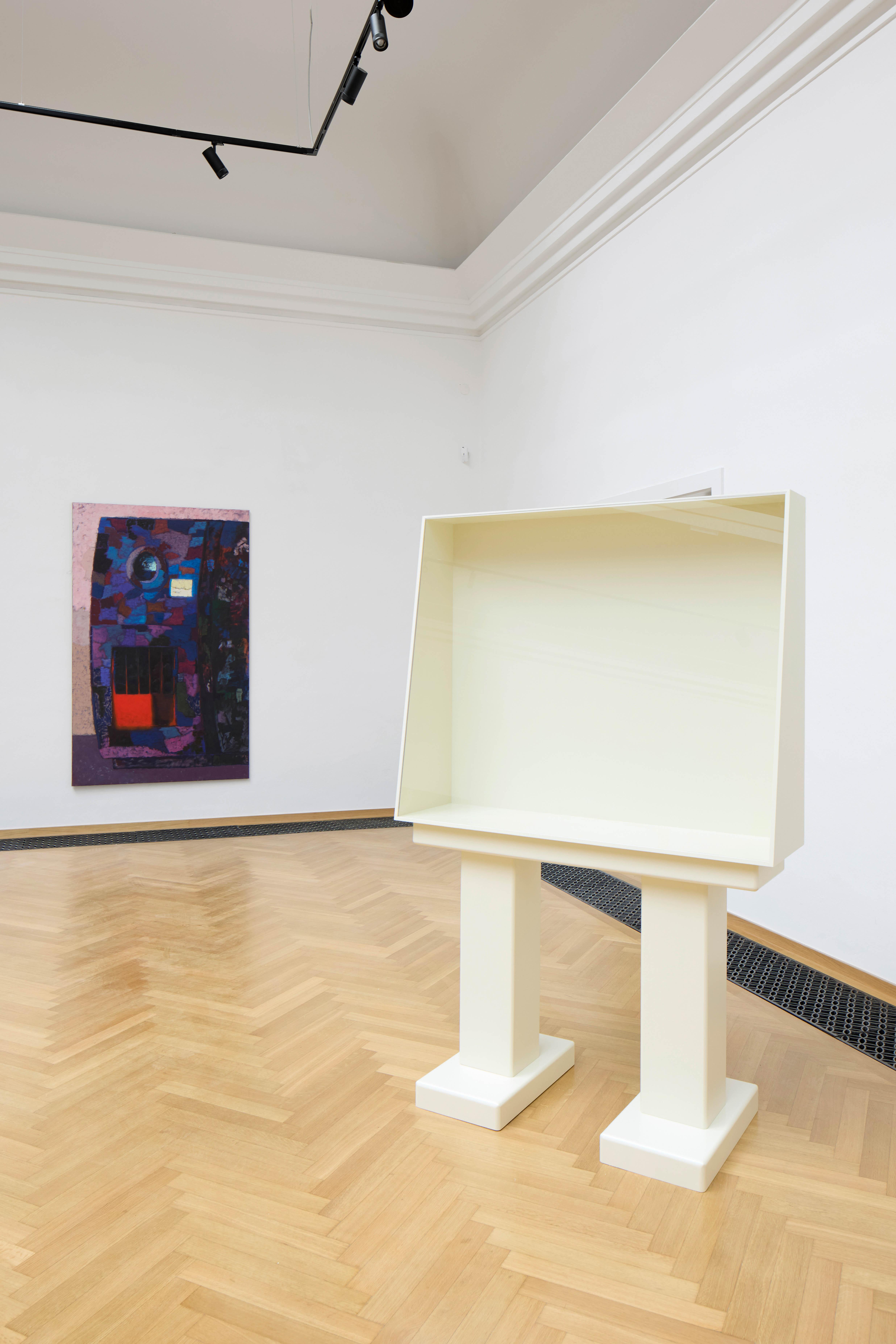 Maximilian Kirmse „Pfandautomat“, 2024, Oil and acrylic on canvas, 210x130 cm and Layla Nabi „Weiße Vitrine“, 2021, Lacquered MDF, glass, 186 x 121 x 55 cm