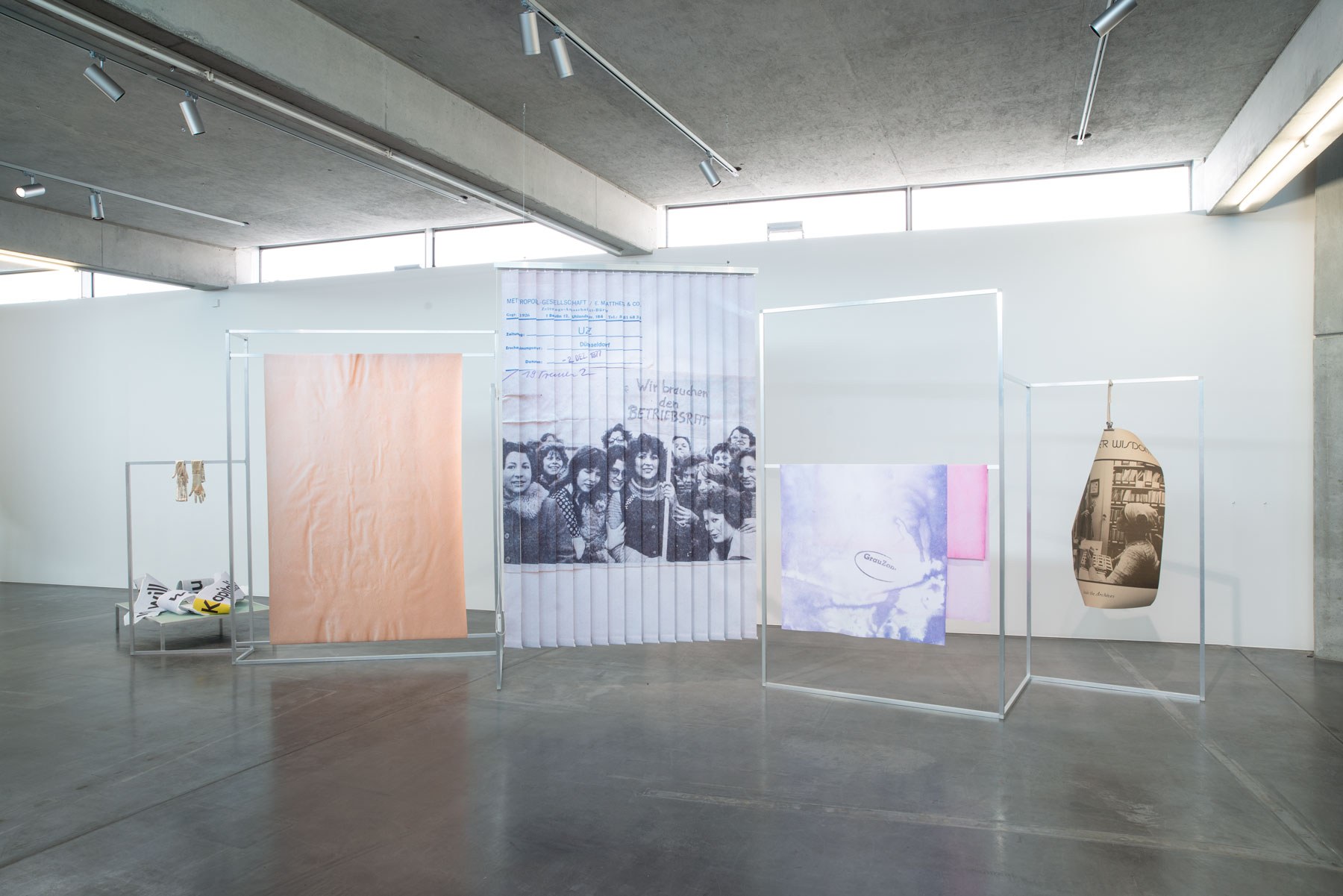 „Kleber und Falten“, Julia Lübbecke, Installation view: „Zärtlichkeit, Zins & Zusammenbruch. Über den Körper als erschöpfte Ressource“, Kunsthaus Kaufbeuren, 2026