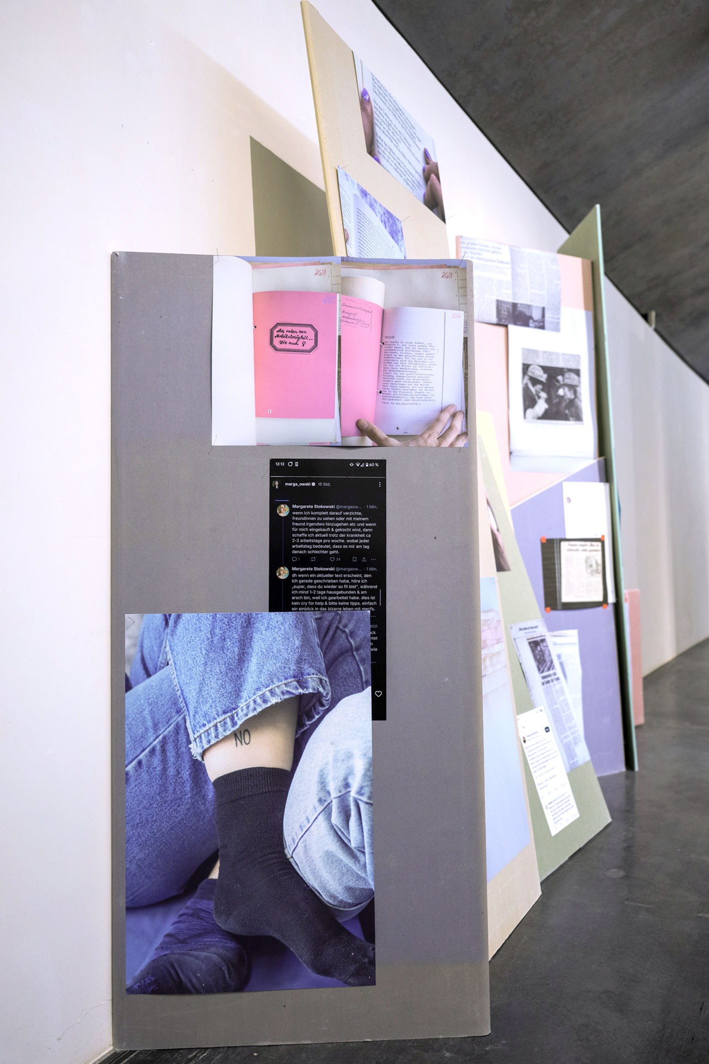 „Weiche Knie“,  Julia Lübbecke, Installation view: „Zärtlichkeit, Zins & Zusammenbruch. Über den Körper als erschöpfte Ressource“, Kunsthaus Kaufbeuren, 2026