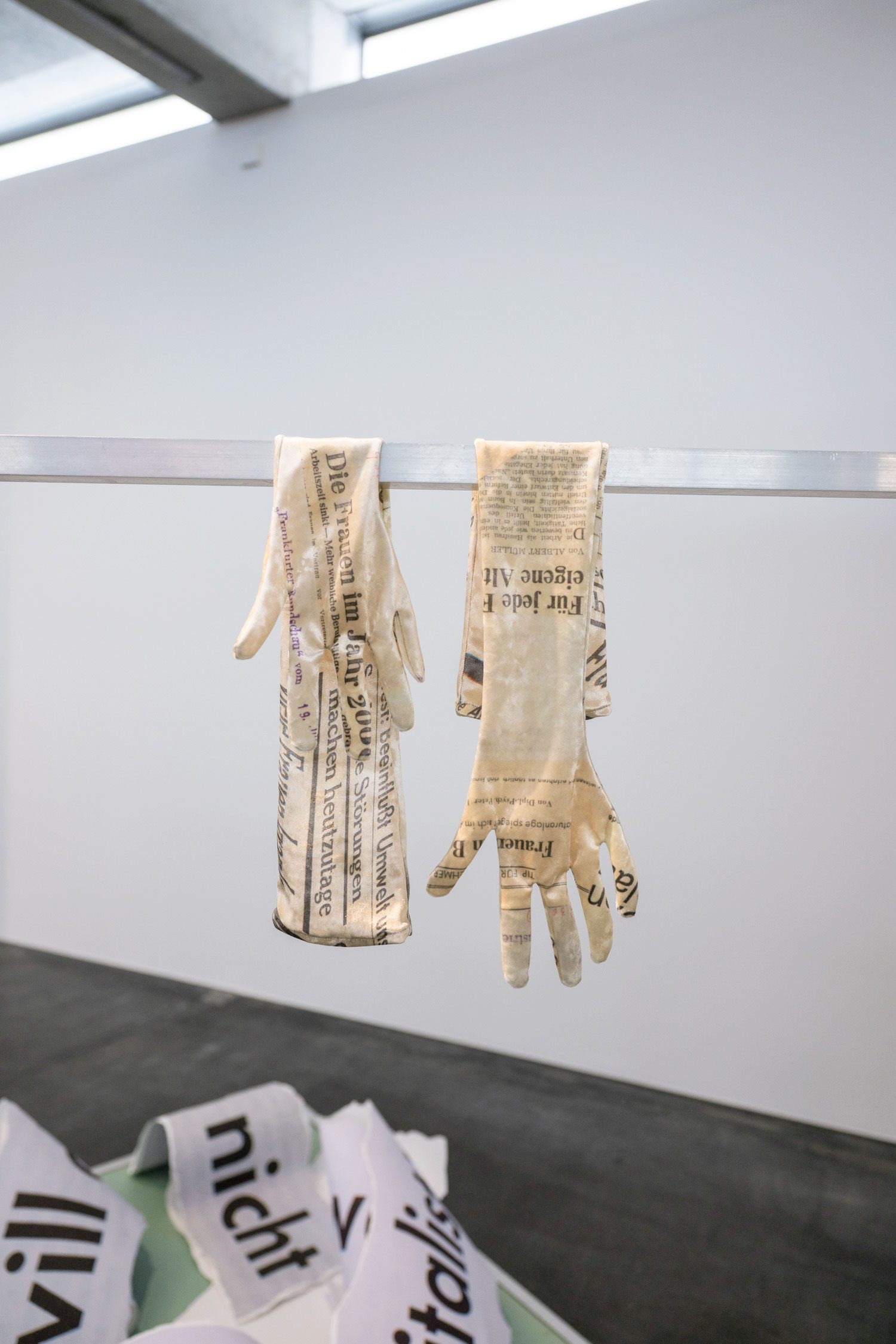 „Kleber und Falten“, Julia Lübbecke, Installation view: „Zärtlichkeit, Zins & Zusammenbruch. Über den Körper als erschöpfte Ressource“, Kunsthaus Kaufbeuren, 2026