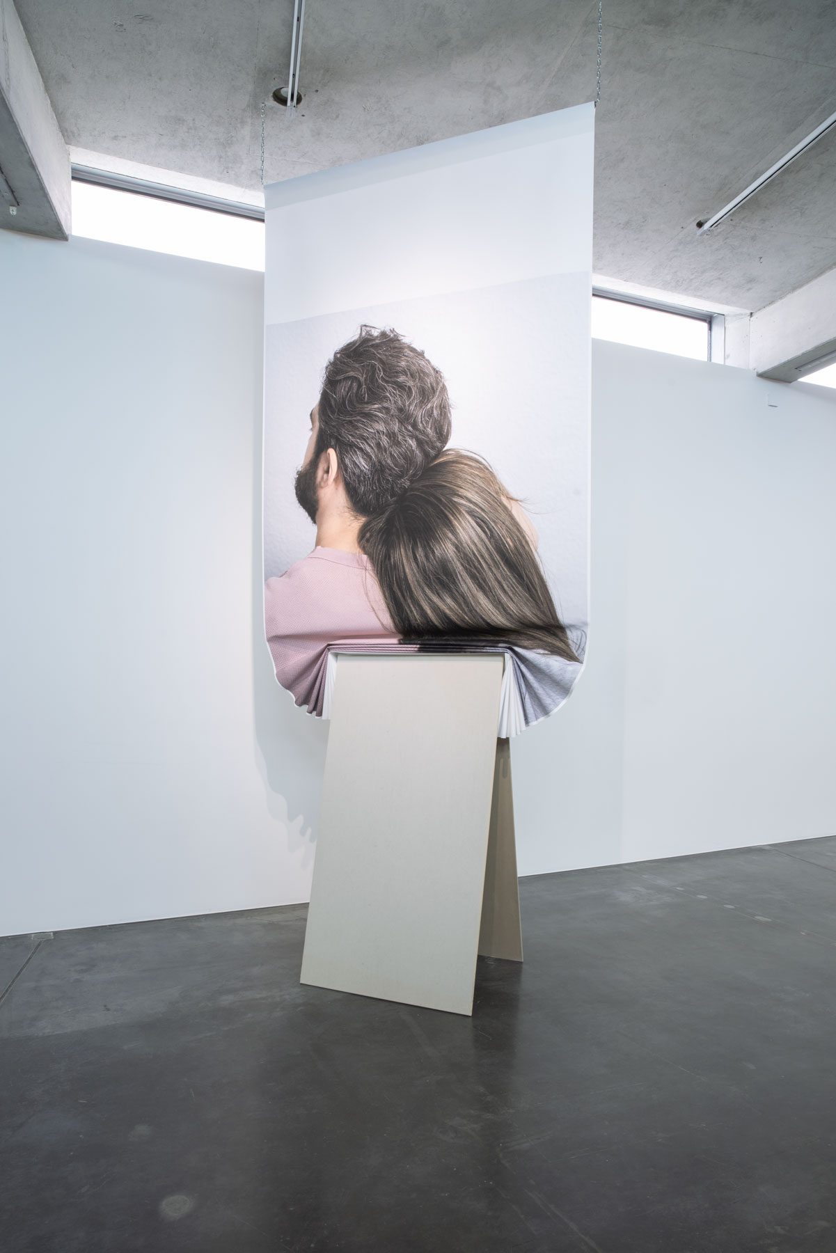 „Weiche Knie“,  Julia Lübbecke, Installation view: „Zärtlichkeit, Zins & Zusammenbruch. Über den Körper als erschöpfte Ressource“, Kunsthaus Kaufbeuren, 2026