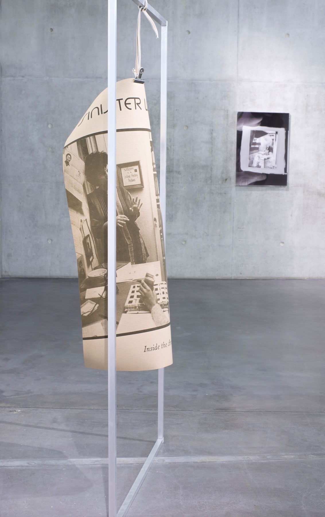 „Kleber und Falten“, Julia Lübbecke, Installation view: „Zärtlichkeit, Zins & Zusammenbruch. Über den Körper als erschöpfte Ressource“, Kunsthaus Kaufbeuren, 2026