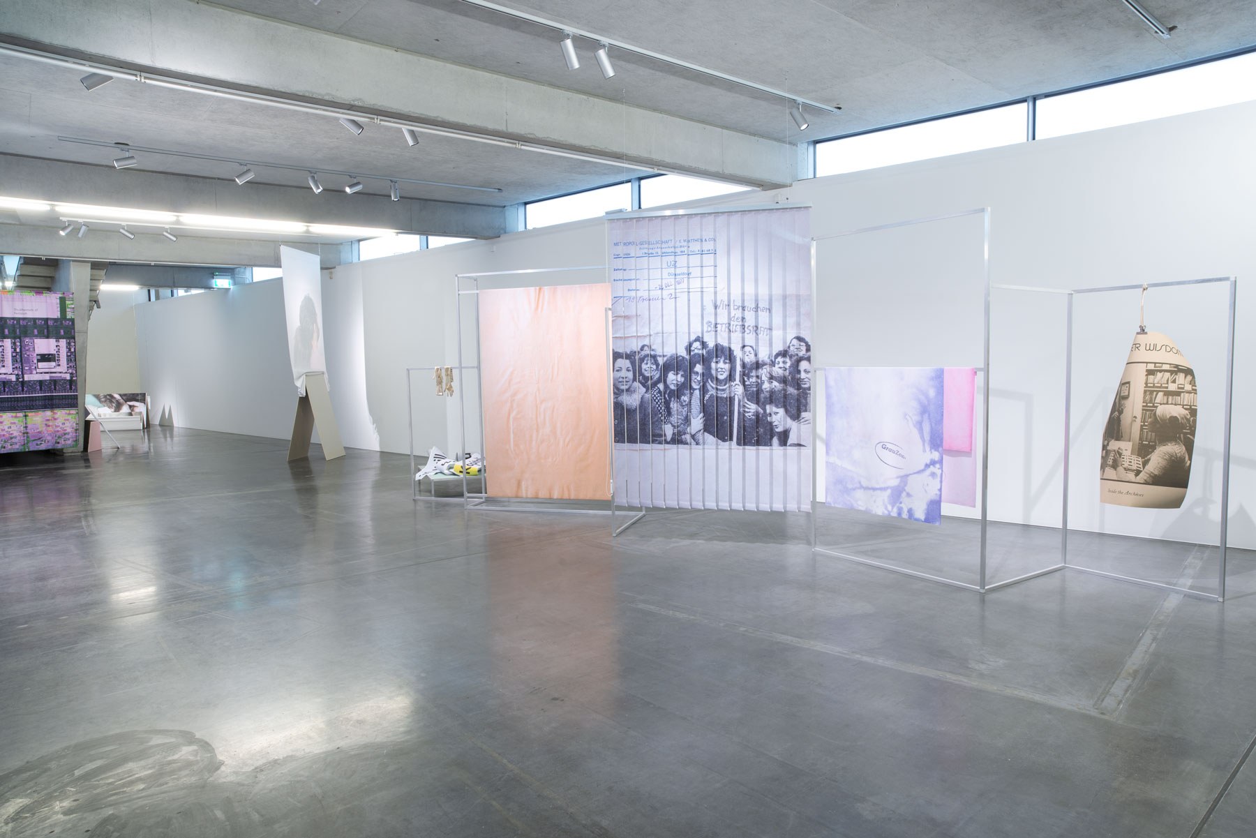 „Zärtlichkeit, Zins & Zusammenbruch. Über den Körper als erschöpfte Ressource“, Julia Lübbecke, Kunsthaus Kaufbeuren, 2026