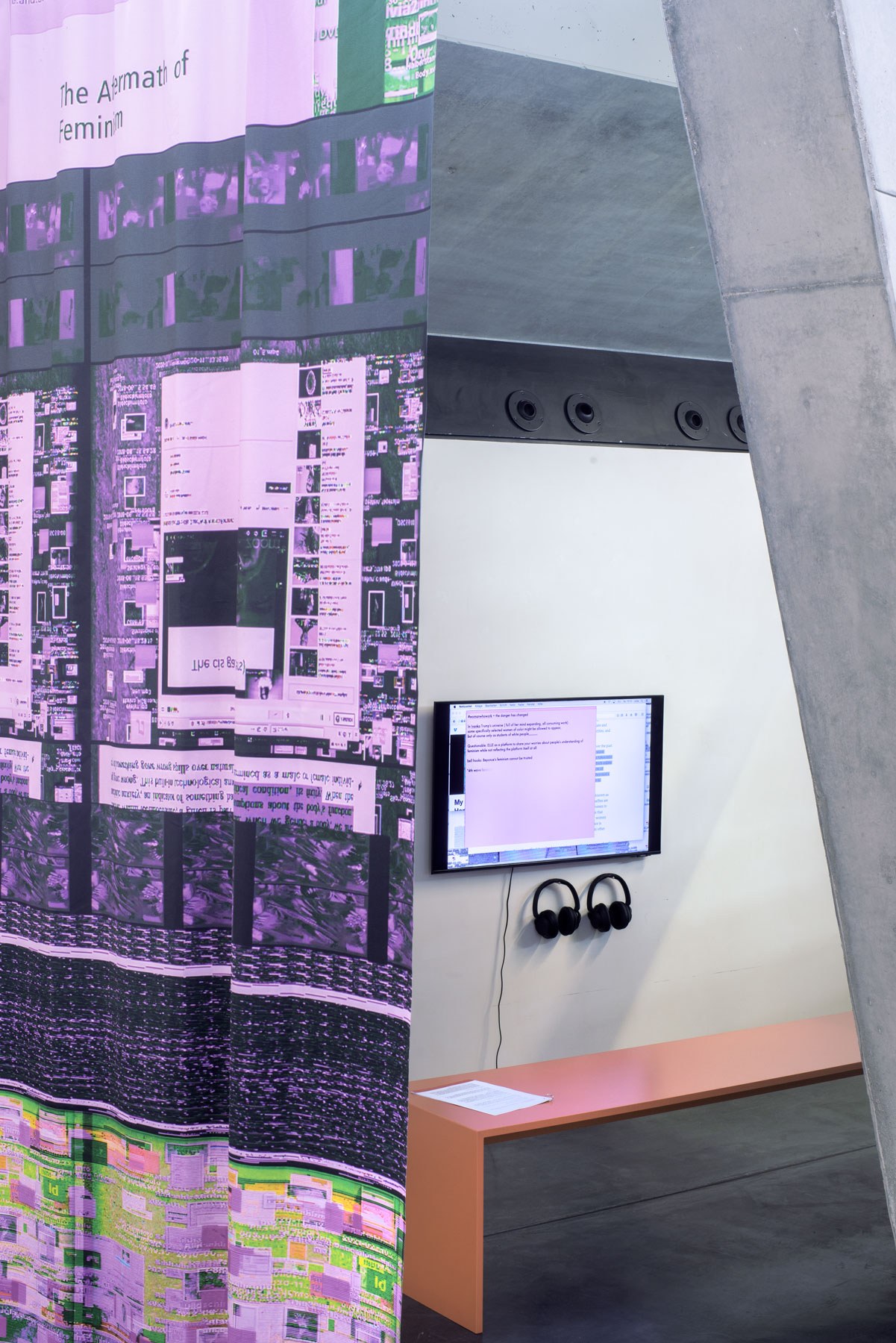 „Slight Discomfort“, Julia Lübbecke, Installation view: „Zärtlichkeit, Zins & Zusammenbruch. Über den Körper als erschöpfte Ressource“, Kunsthaus Kaufbeuren, 2026
