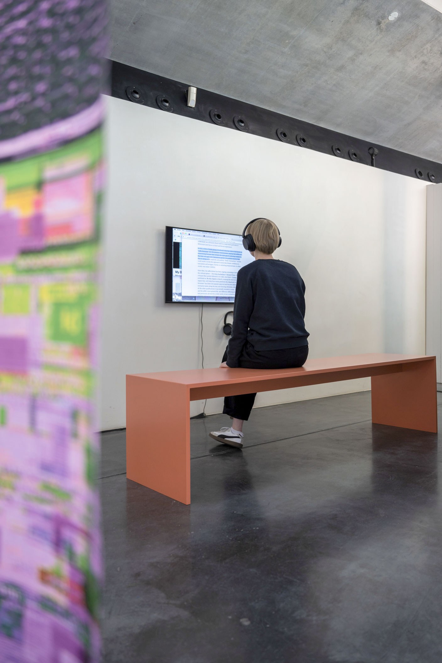 „Slight Discomfort“, Julia Lübbecke, Installation view: „Zärtlichkeit, Zins & Zusammenbruch. Über den Körper als erschöpfte Ressource“, Kunsthaus Kaufbeuren, 2026