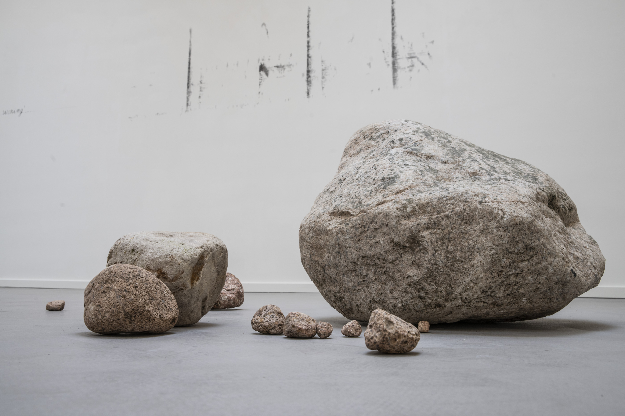 Sibylle Eimermacher, sonogram of the Northern Wheatear, charcoal on wall, erratic rocks