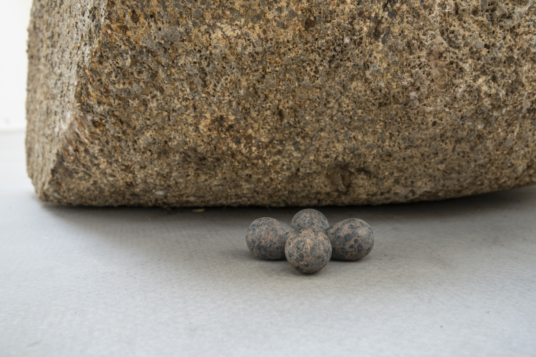 Sibylle Eimermacher, "Touch down, breed here", 4 Turnstone eggs; Åland rapakivi (grinded by Johnny Juthman)