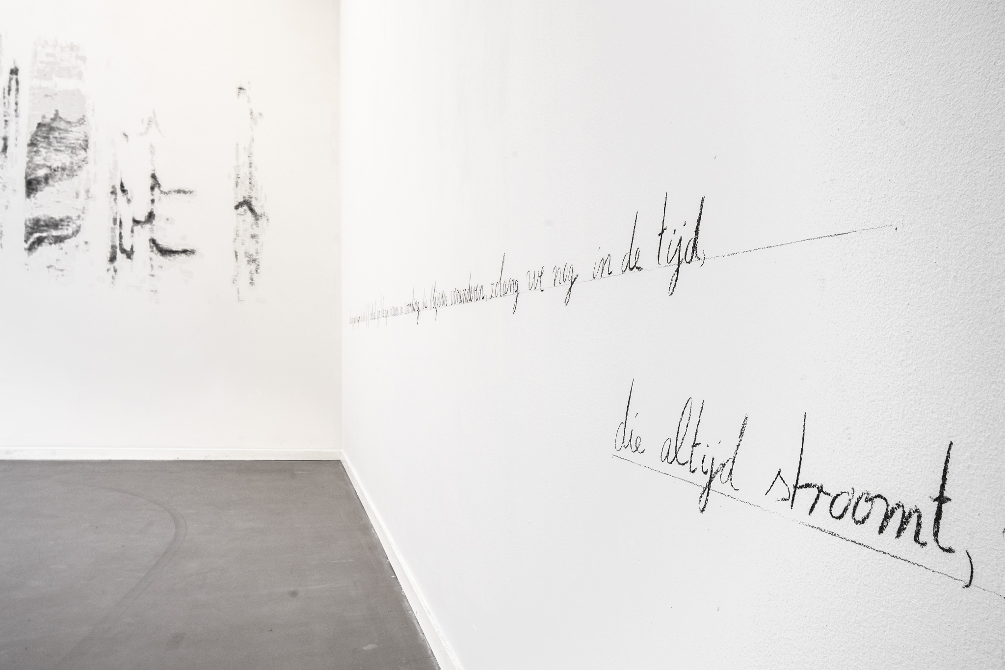 Sibylle Eimermacher, sonogram of the Northern Wheatear, quote by Joke Hermsen, selected and written by Sibylle Eimermacher, charcoal on wall
