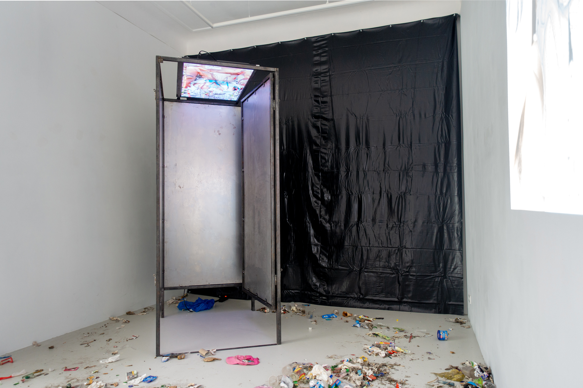 Mascha Naumann · Stall/Shrine & Rough Cuts · Edition: 1/2 + 1 AP · Videoloop & metall · 106 × 133 × 250 cm · 2024/26 · Rough Cuts · Photography by Callum Leo Hughes