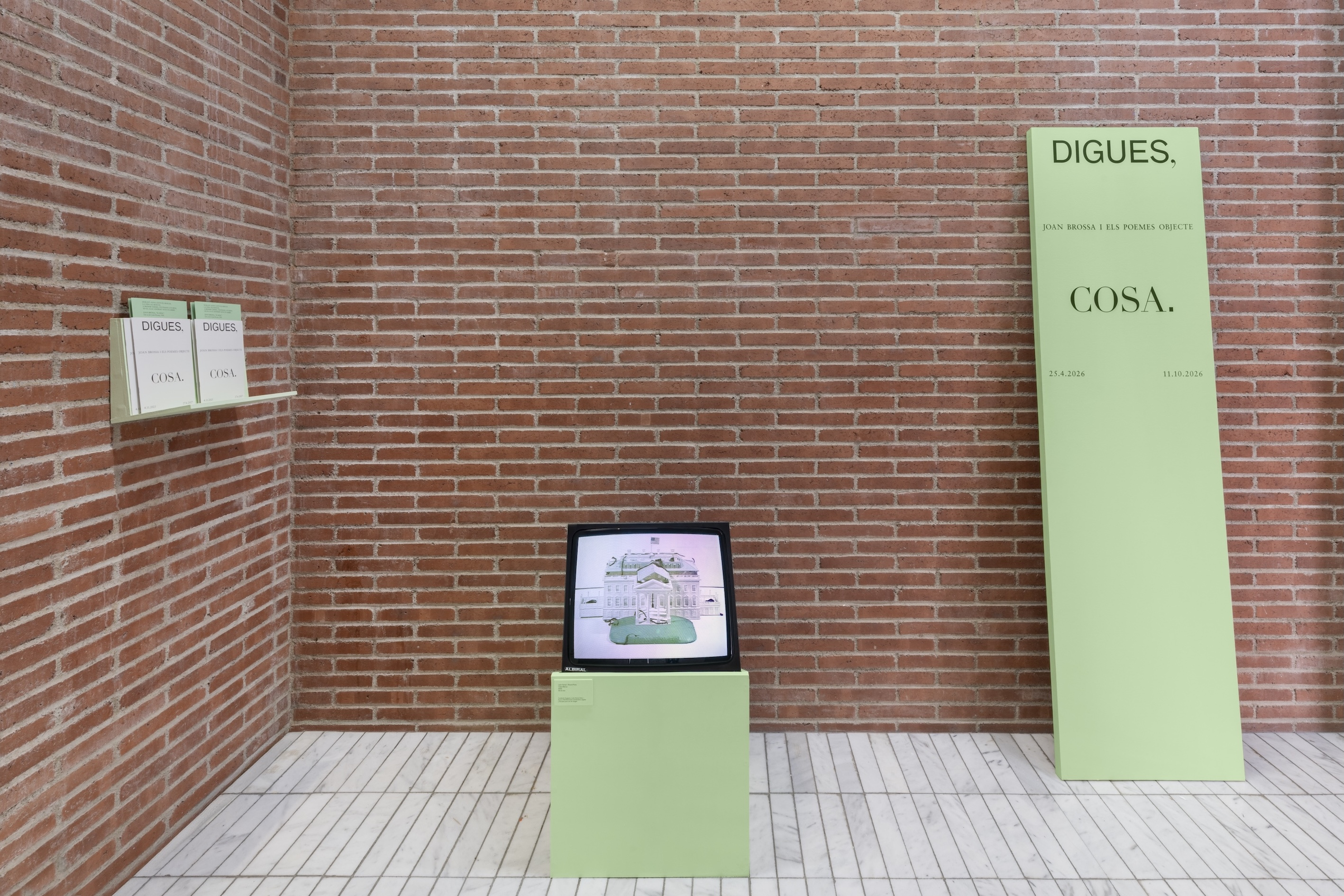 Installation view with León Ferrari and Ricard Pons, Casa Blanca, 2005, 03:13 min, courtesy Fundación Augusto y León Ferrari Arte y Acervo FALFAA/Centro de Estudios Legales y Sociales para uso de imagen. 