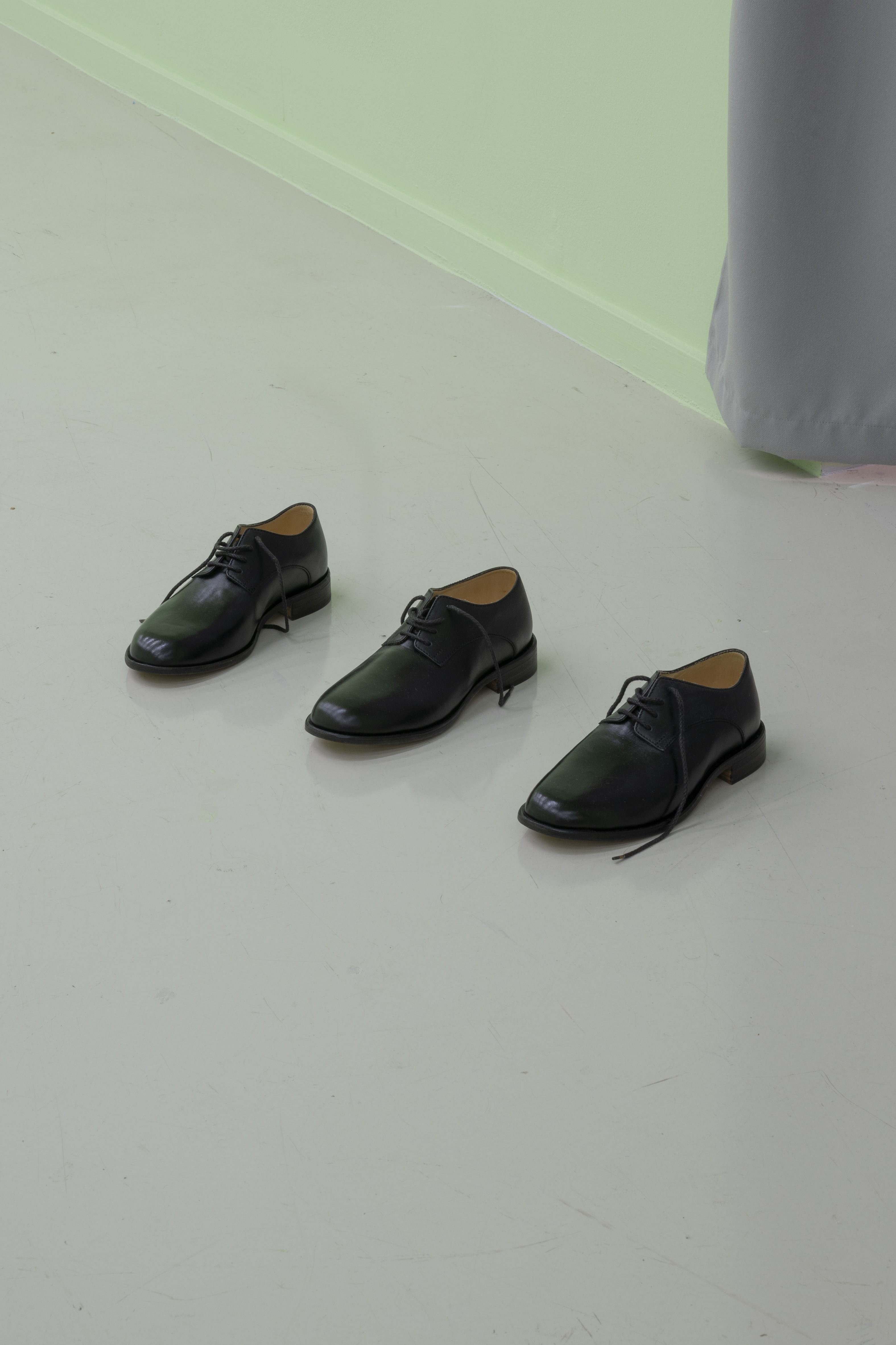 Jason Dodge, Shoes made for someone with three feet by a master shoemaker in Berlin, 2015, courtesy Centre d’édition contemporaine, Genève.