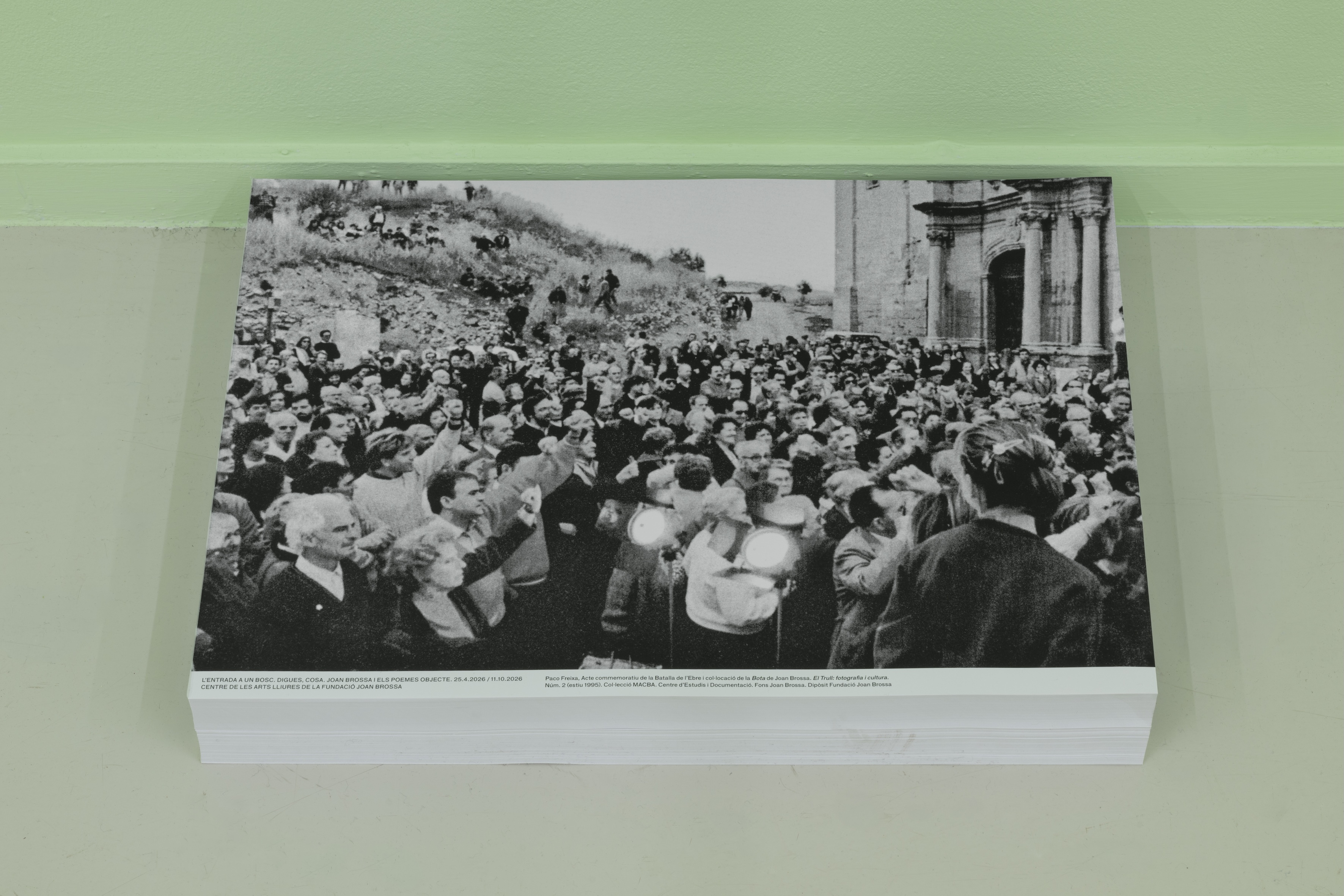 Paco Freixa, Acte commemoratiu de la Batalla de l’Ebre i col·locació de La Bota de Joan Brossa, Col·lecció MACBA, Centre d’Estudis i Documentació, Fons Joan Brossa, Dipòsit Fundació Joan Brossa.