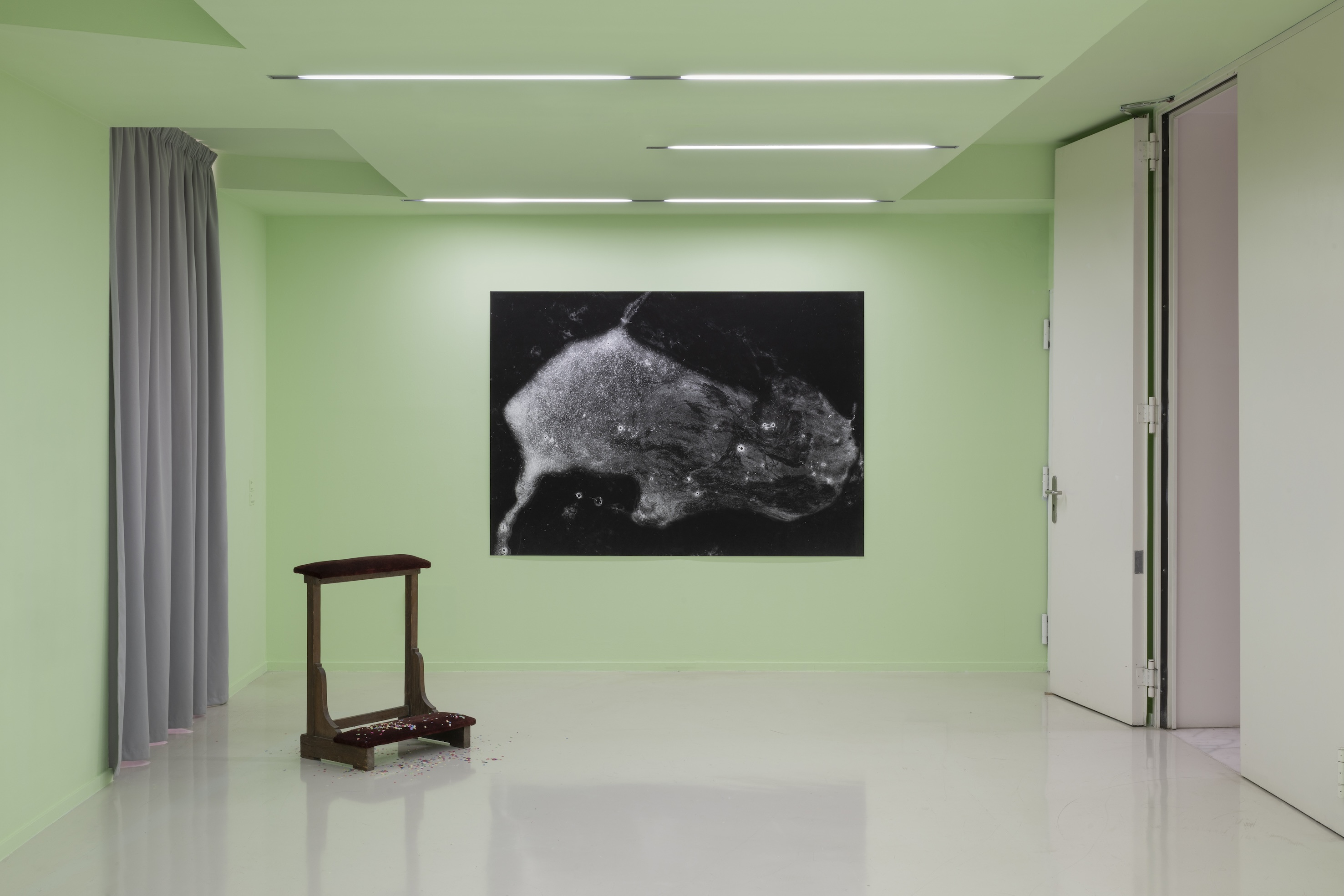 Left to right: Joan Brossa, Poema objecte, 1986, Col·lecció Museu d’Art Modern de la Diputació de Tarragona; Annette Frick, Secret Secretion (III), 2002-2025, courtesy of the artist, ChertLüdde, and VG Bildkunst, Berlin