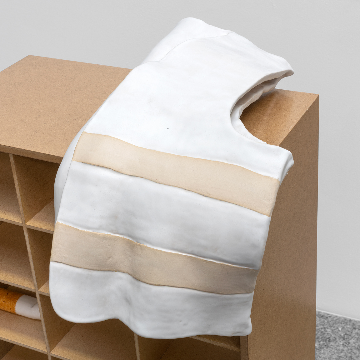 Hauck Plümpe, HP_M_043, HP_O_W_002 (Detail), 2026, MDF, varnish, anodized aluminium, ceramics, glaze, 121,5 x 48,5 x 42 cm