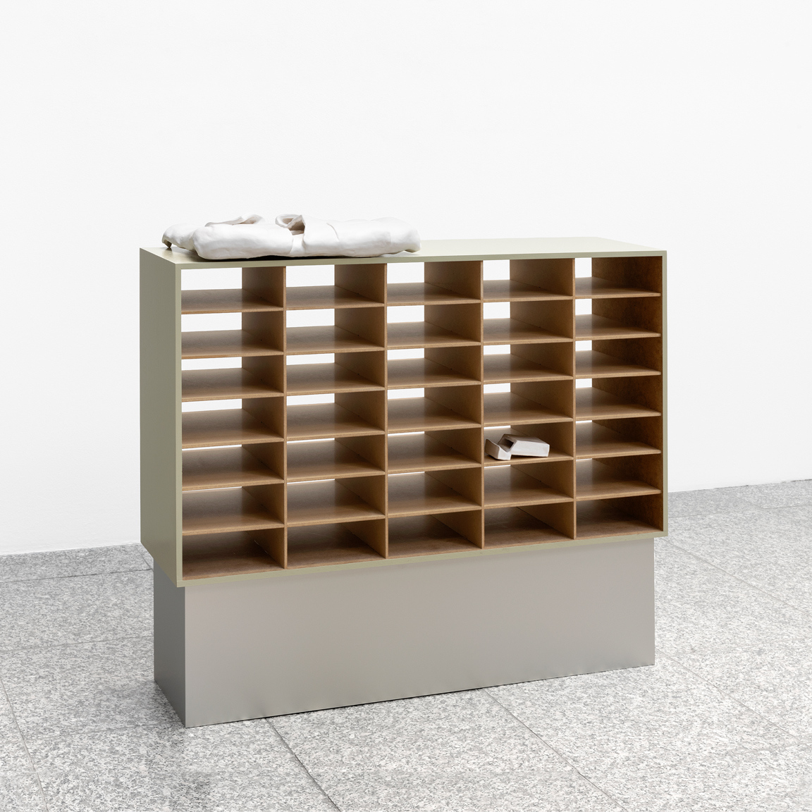 Hauck Plümpe, HP_M_042, HP_O_AA_001, 2026, MDF, varnish, anodized aluminium, ceramics, glaze, 84 x 94 x 33,5 cm