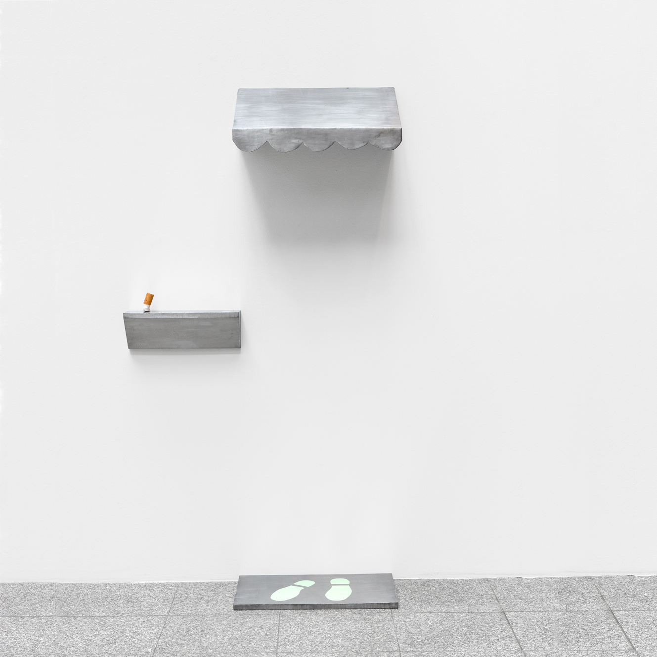 Hauck Plümpe, Rauchstation (1), 2026, metal, varnish, ceramics, glaze, 195,5 x 102 x 36,5 cm