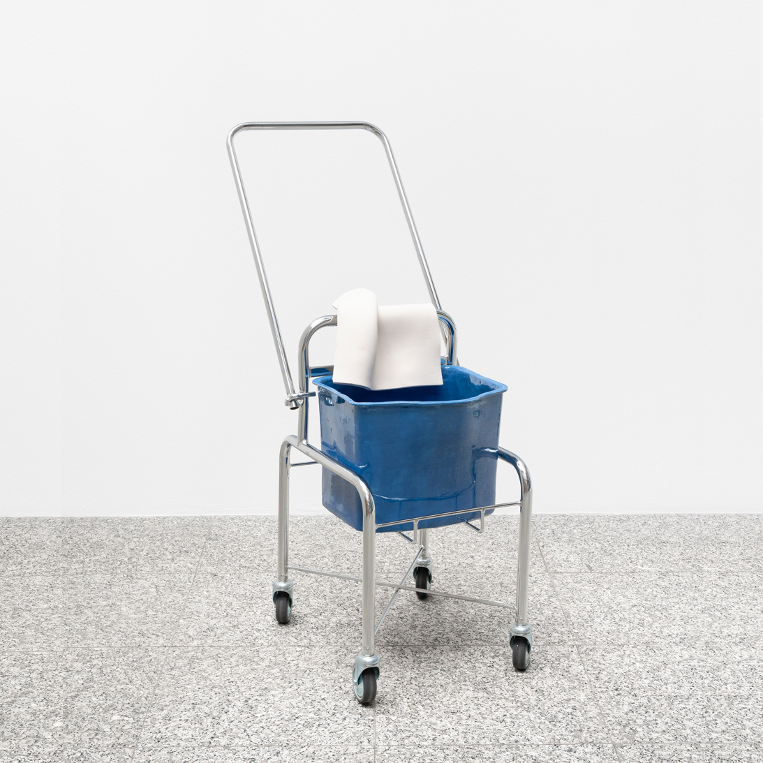 Hauck Plümpe, Reinigung (2), 2024, ceramics, glaze, stainless steel, 105 x 40 x 70 cm
