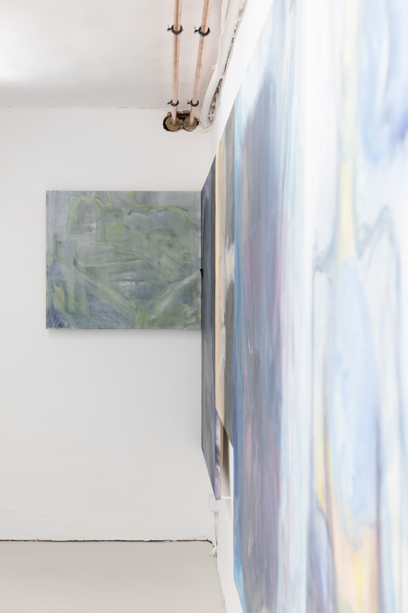 Krys Huba, ivy, 2026, oil on canvas, 80 x 90 cm, in the exhibition falling into you, soft power, Berlin, 2026. Courtesy the artist and soft power, Berlin. Photo: Studio Replica.