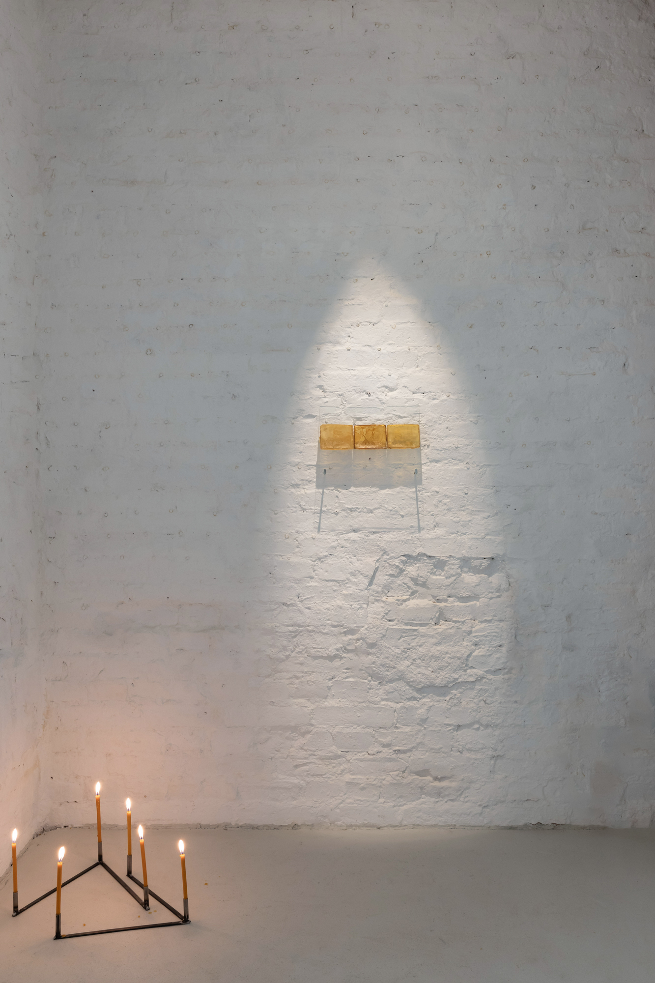 Krys Huba, stars, 2026, latex cast of 3D print, glass, 21 x 29,5 cm, in the exhibition falling into you, soft power, Berlin, 2026. Courtesy the artist and soft power, Berlin. Photo: Studio Replica.