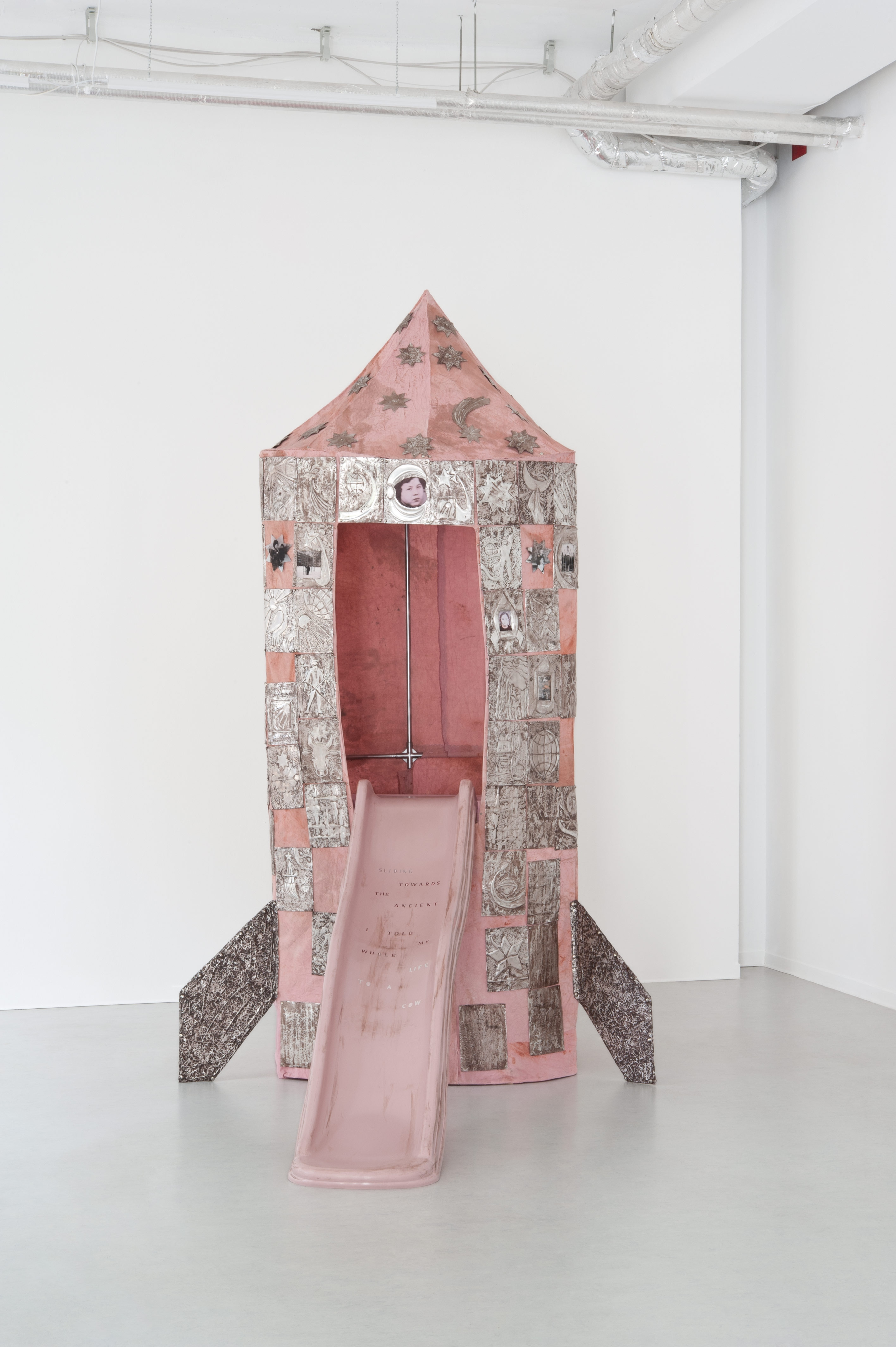 Polina Osipova, Sliding towards the Ancient, exhibition view Cosmologies at Play at Neun Kelche, Berlin 2026, Copyright Dorothea Dittrich, VG Bildkunst 2026.