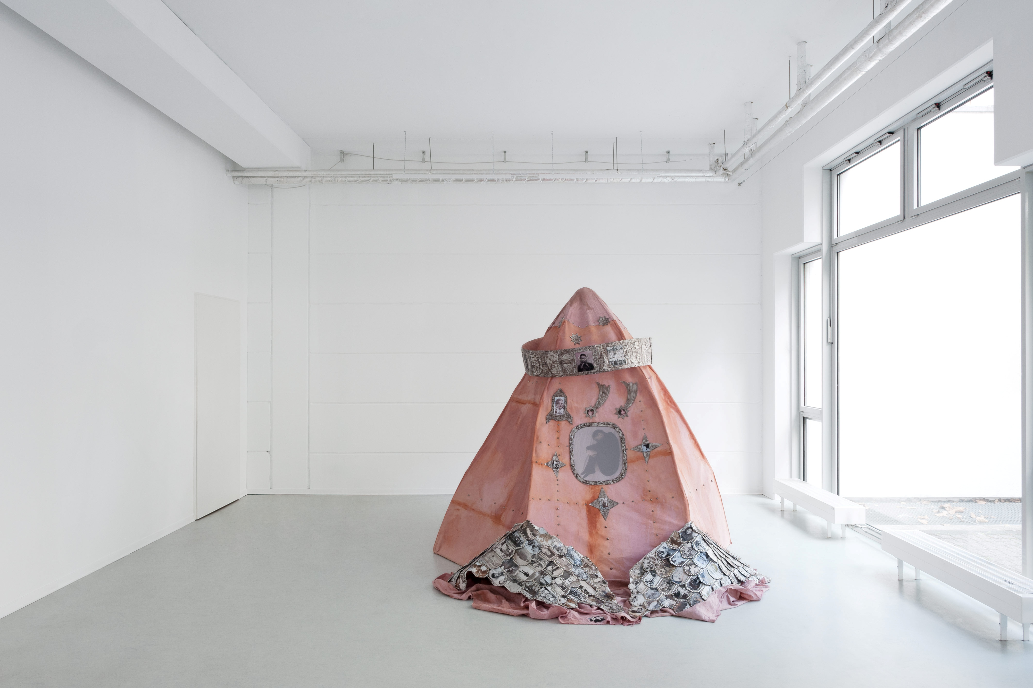 Polina Osipova, A device for flying to the ancestral stars, exhibition view Cosmologies at Play at Neun Kelche, Berlin 2026, Copyright Dorothea Dittrich, VG Bildkunst 2026.